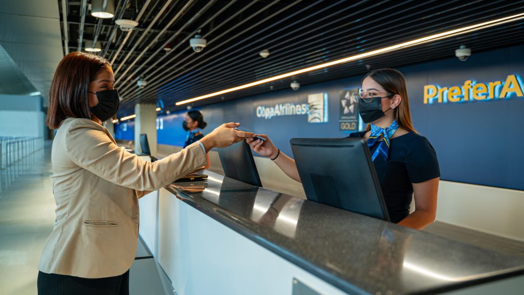 キッチンで作業をしている女性たち