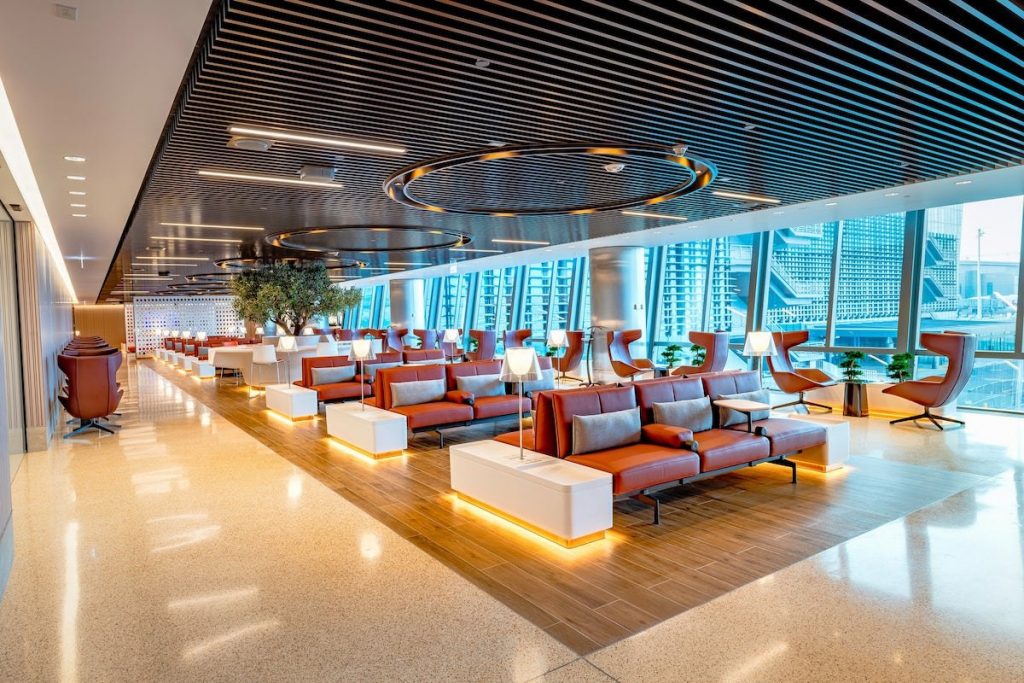 テーブルの上にある数種類の椅子が並んだ部屋