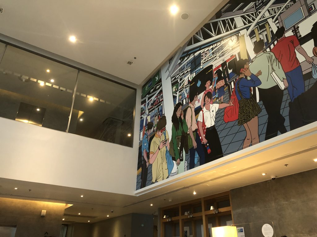 店の天井からぶら下がっている