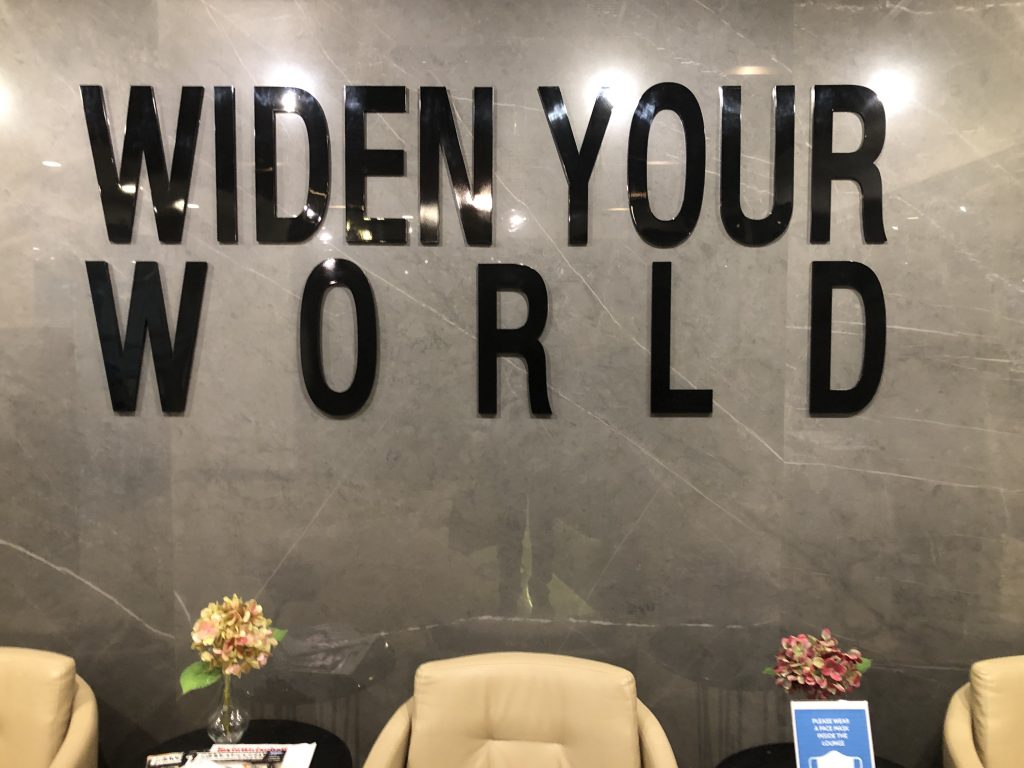 壁に貼ってあるポスター