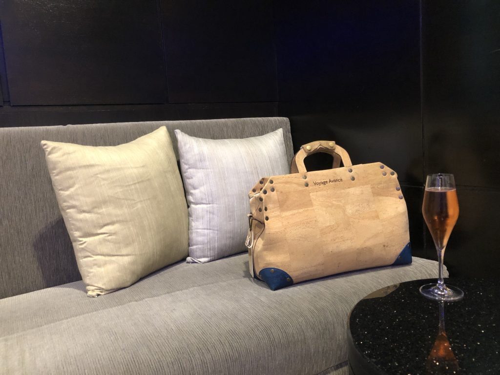 ベッドの上に置かれたソファー