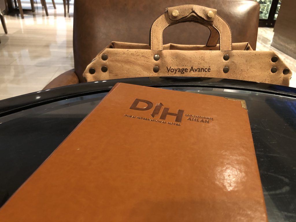 スーツケースの上に置かれている