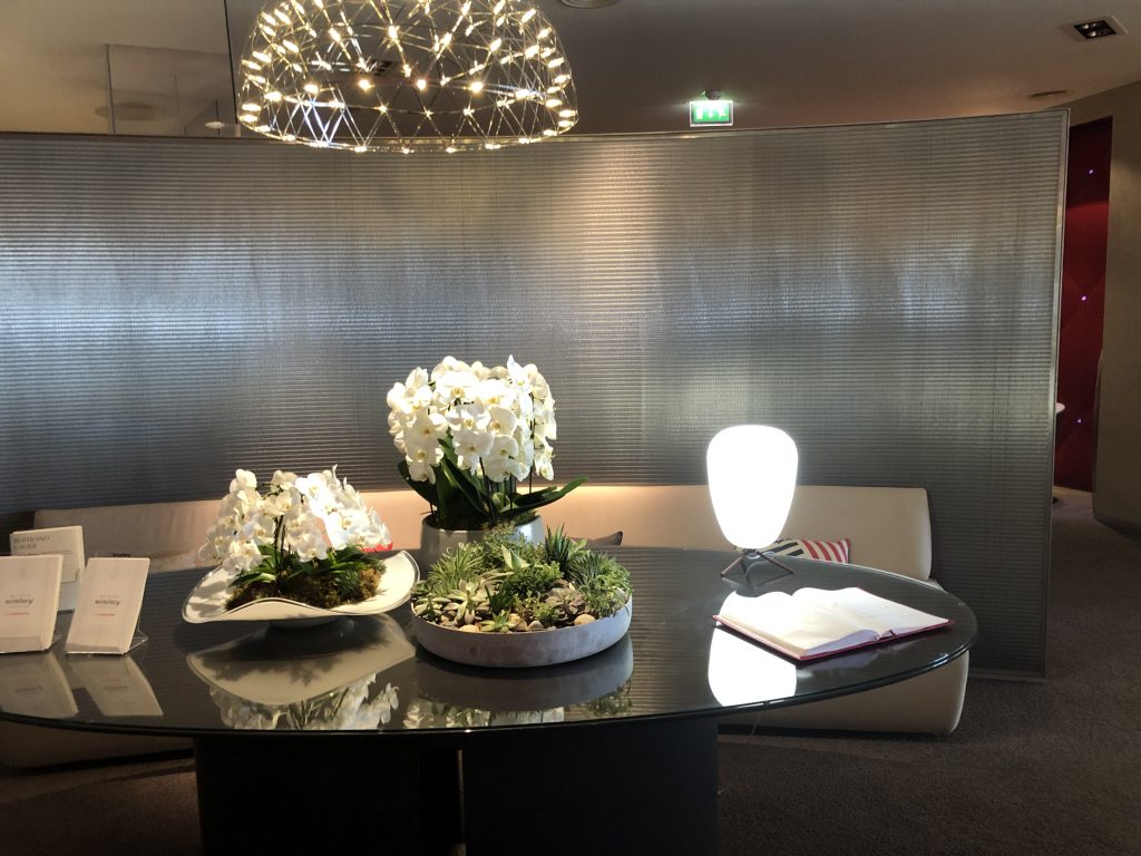 レストランのテーブルに置いている様々な花瓶