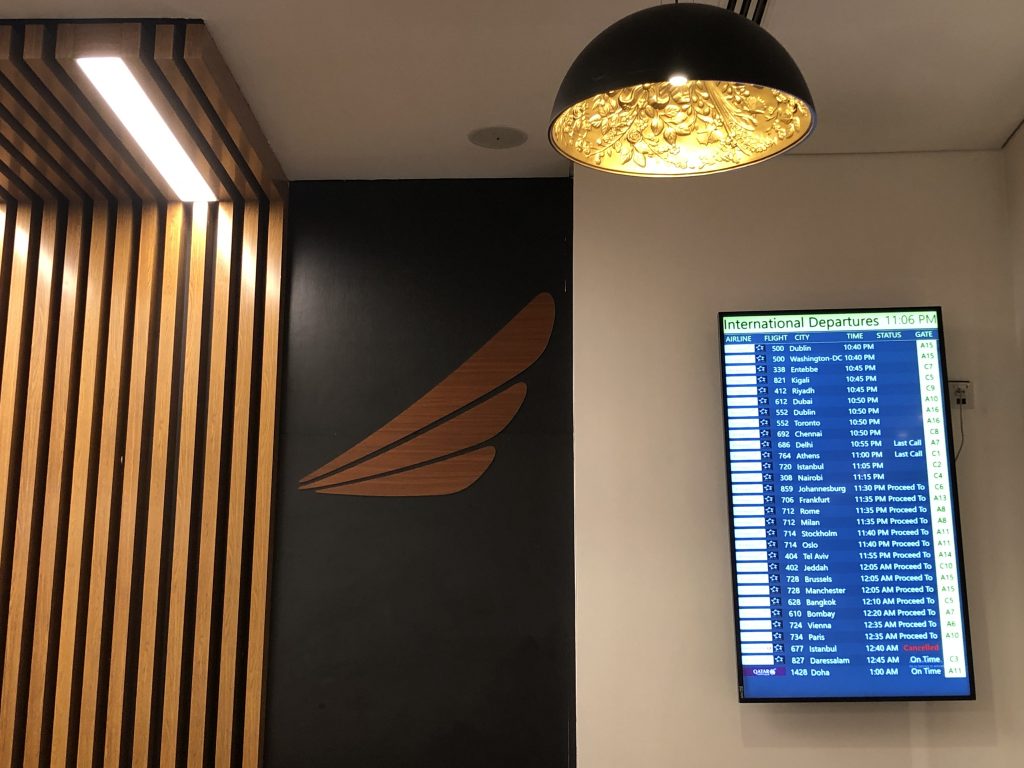 壁に掛けられたテレビ