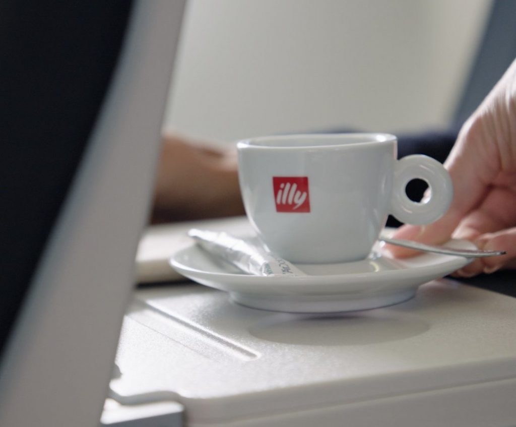 コーヒーカップを手に持っている