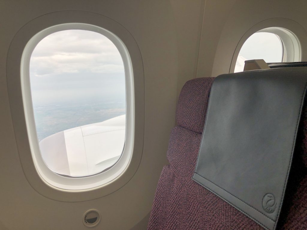 飛行機の窓から見える景色