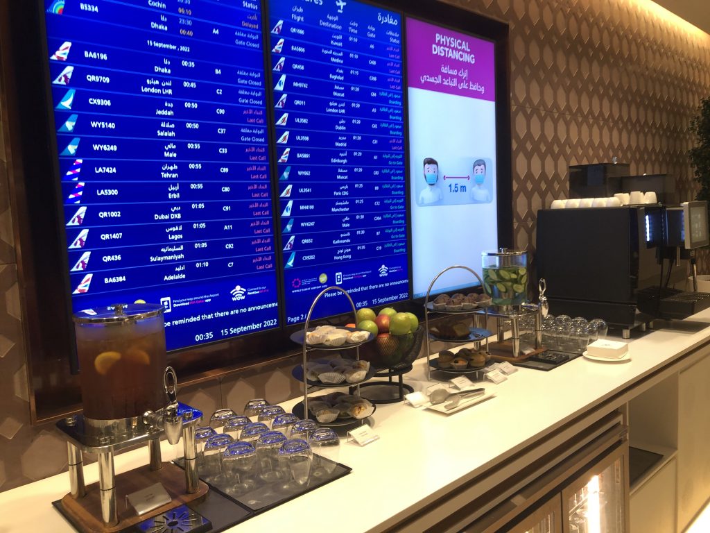 カウンターの上にあるモニター