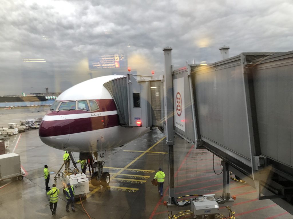 空港の駐機場にとまっている飛行機