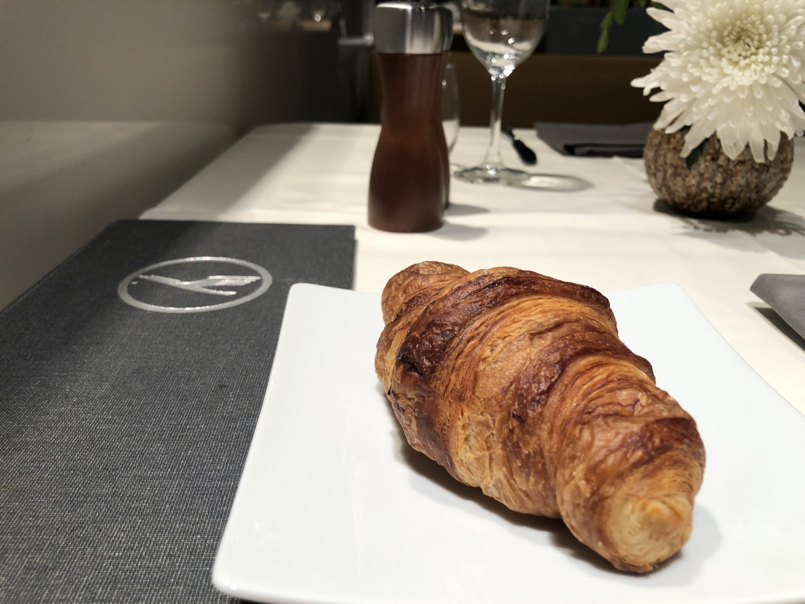 皿の上の食べ物とワイングラス