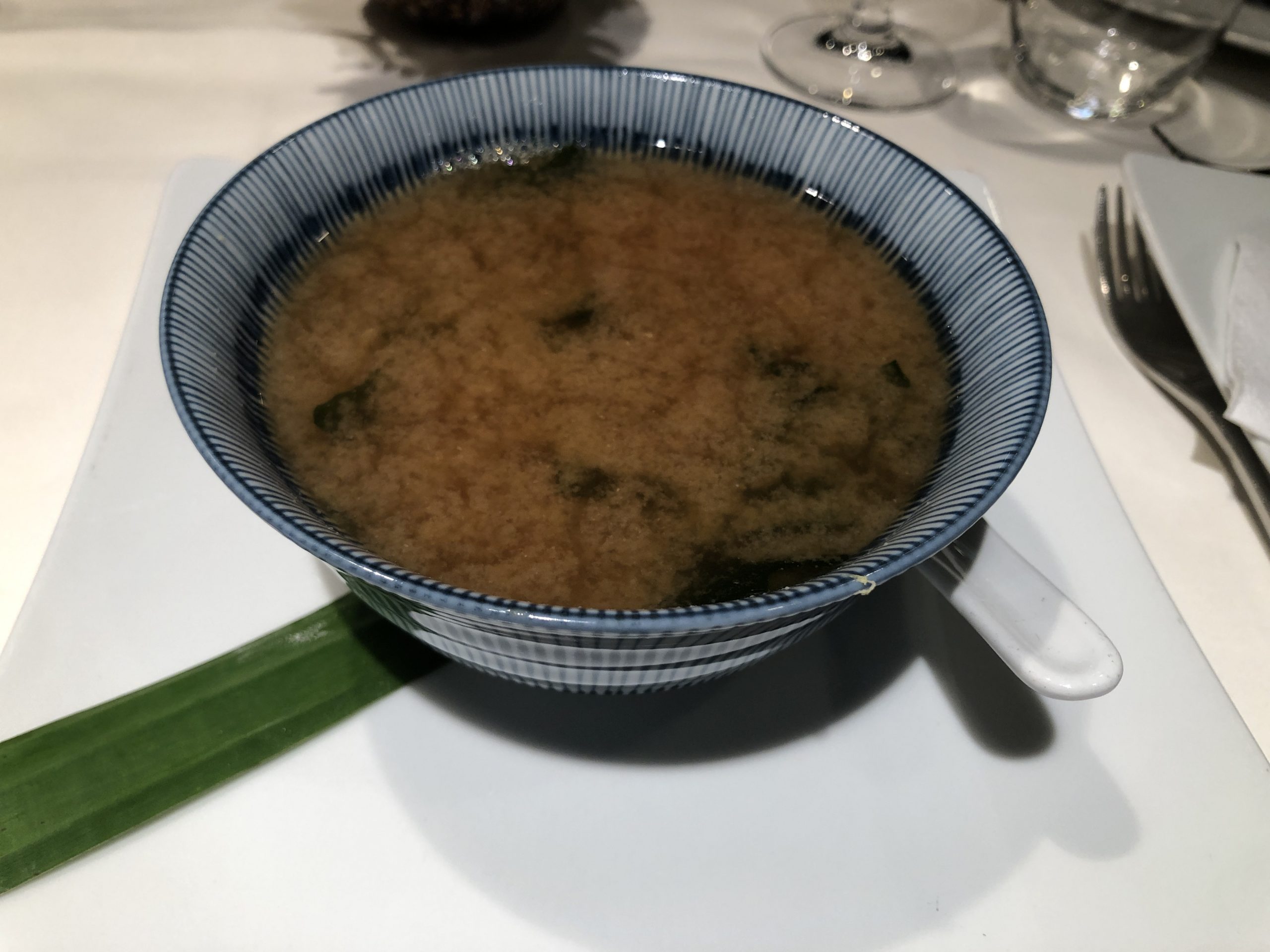 皿の上にあるスープ