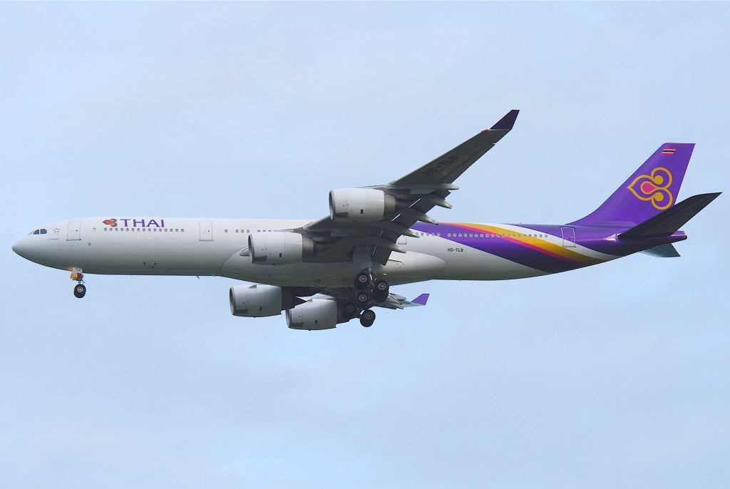 飛行機が空を飛んでいるジェット機