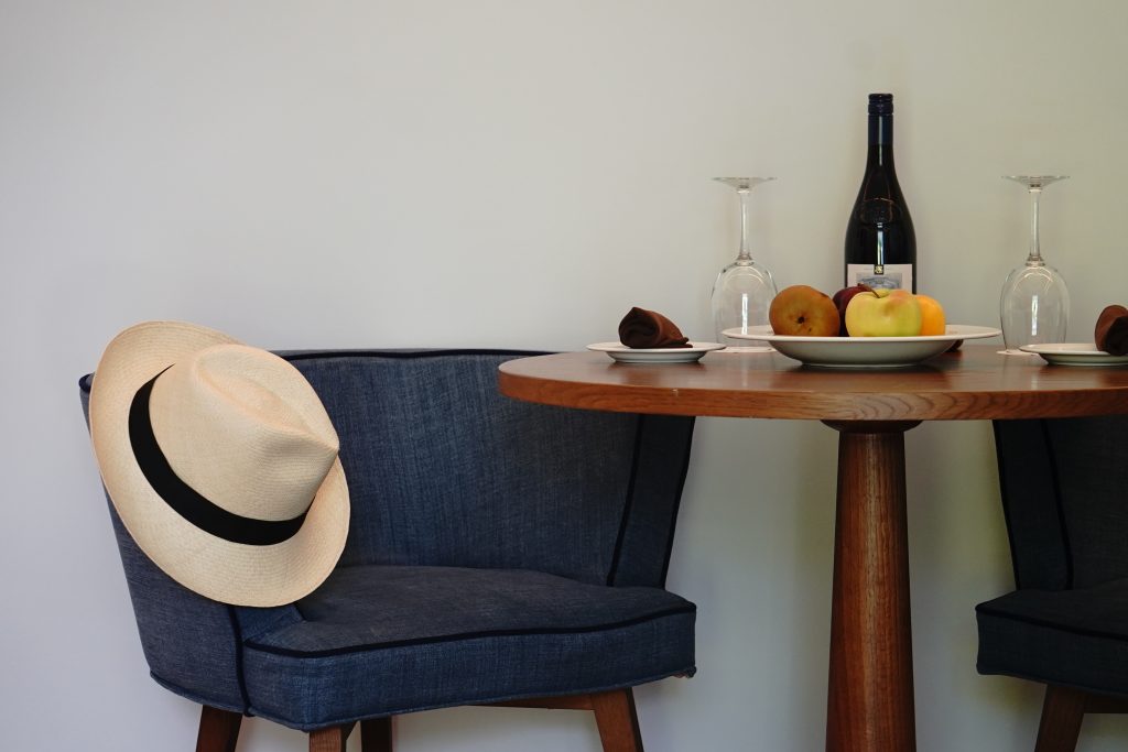 机の上に置かれた椅子