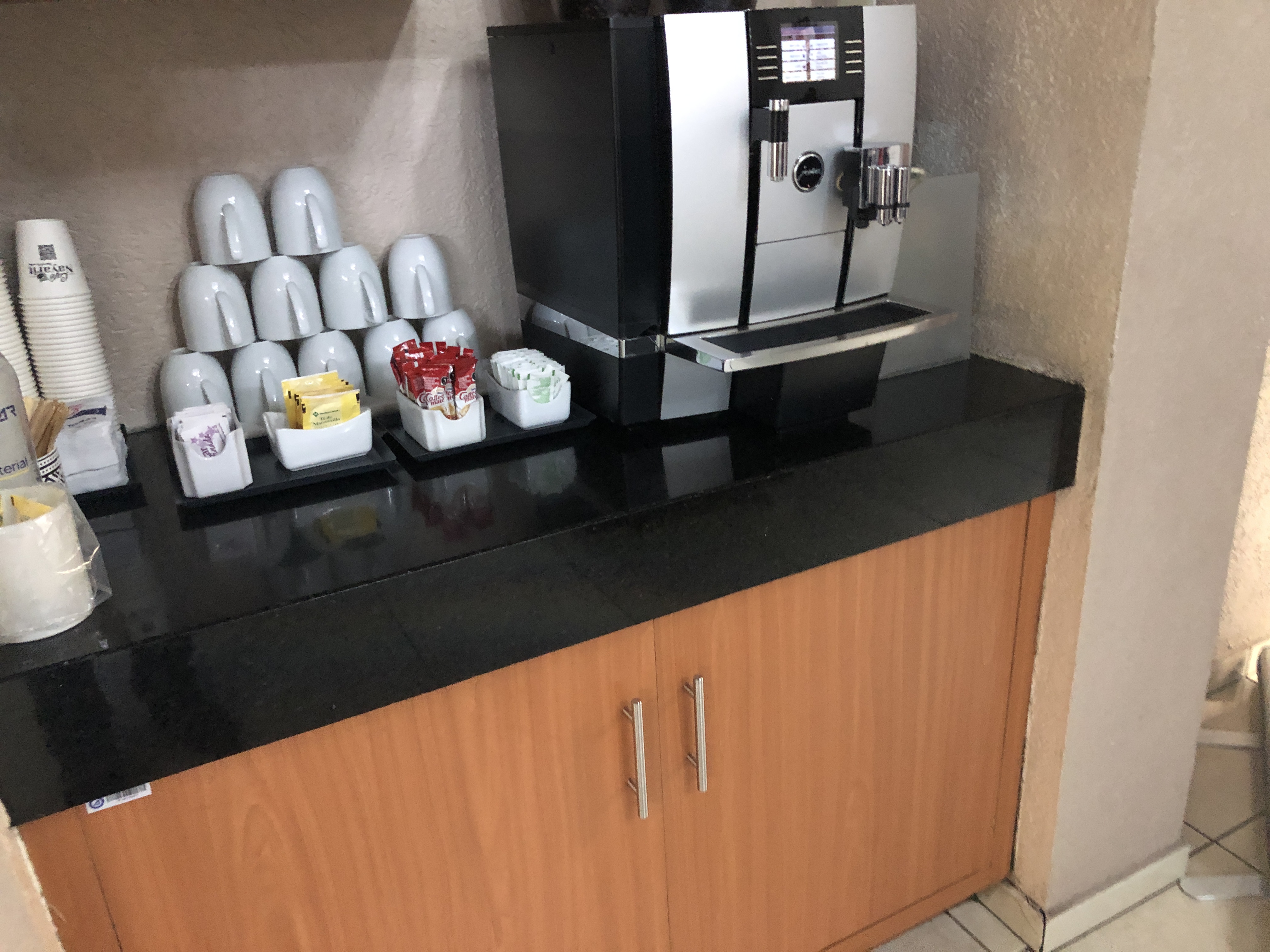 カウンターに置かれた冷蔵庫
