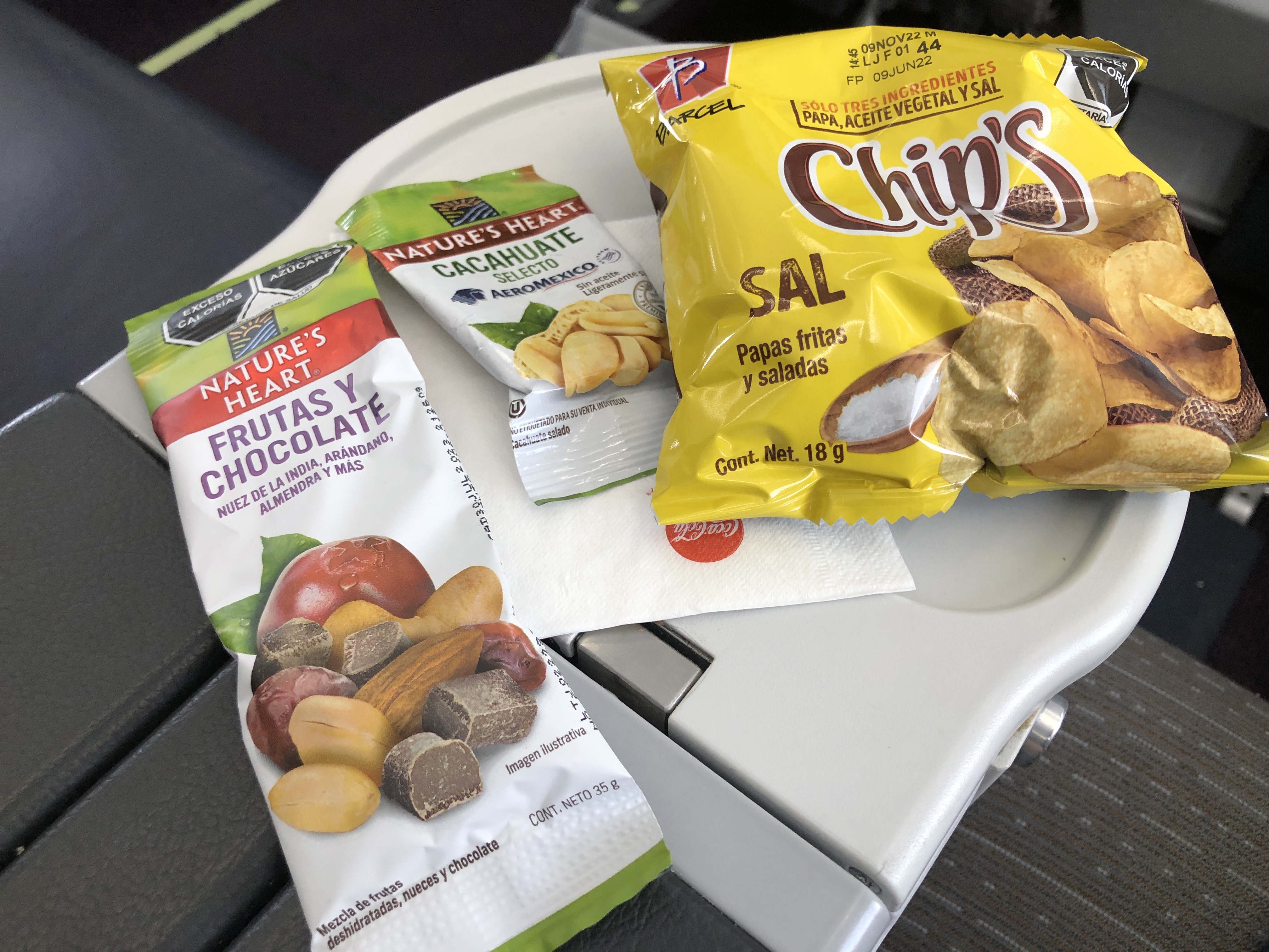 テーブルの上に置かれたサンドイッチとポテトチップスの袋