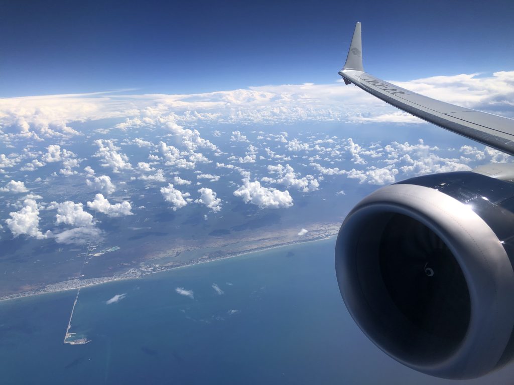 飛行機の窓から見える雲海