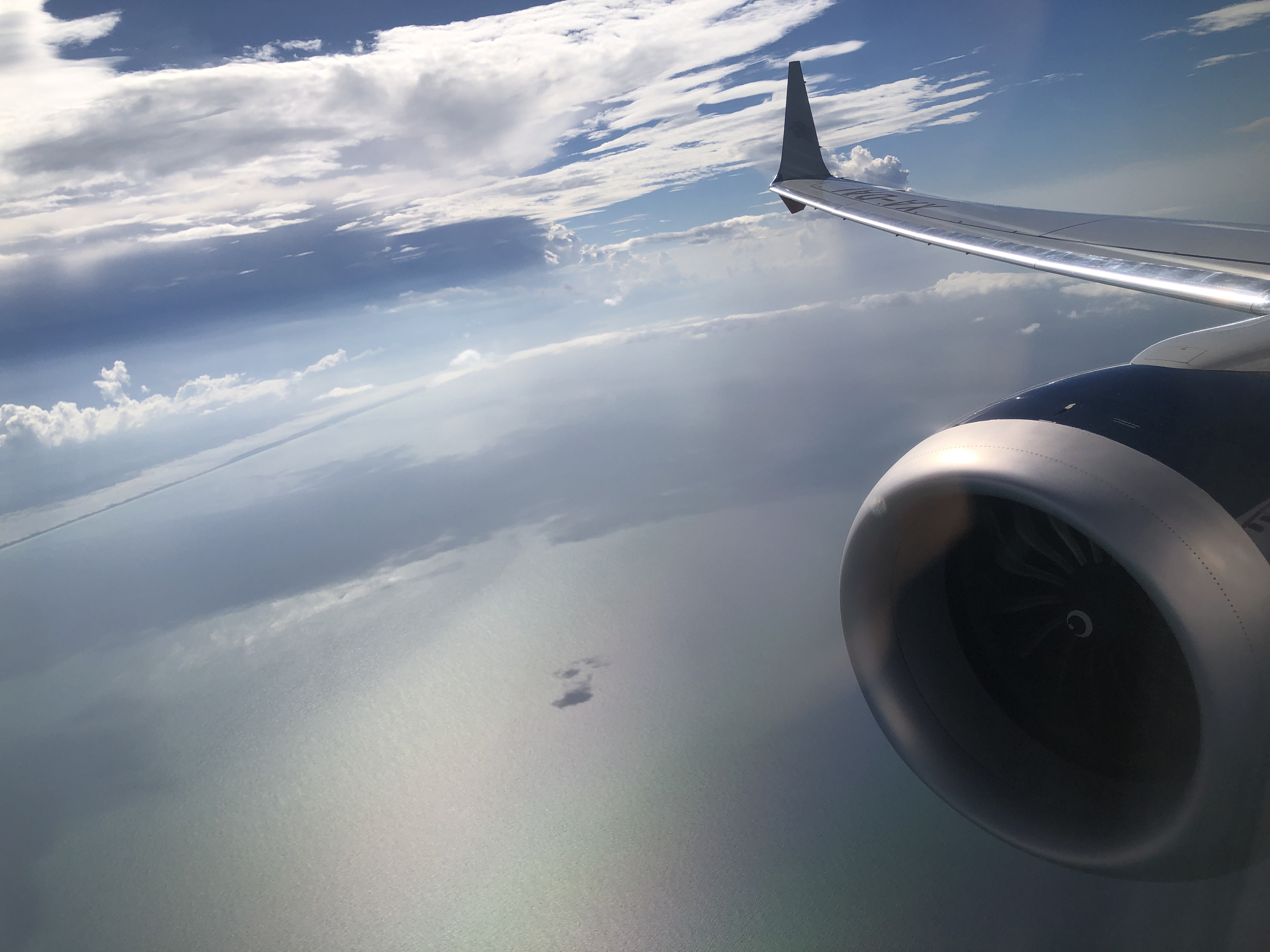 飛行機の翼と雲