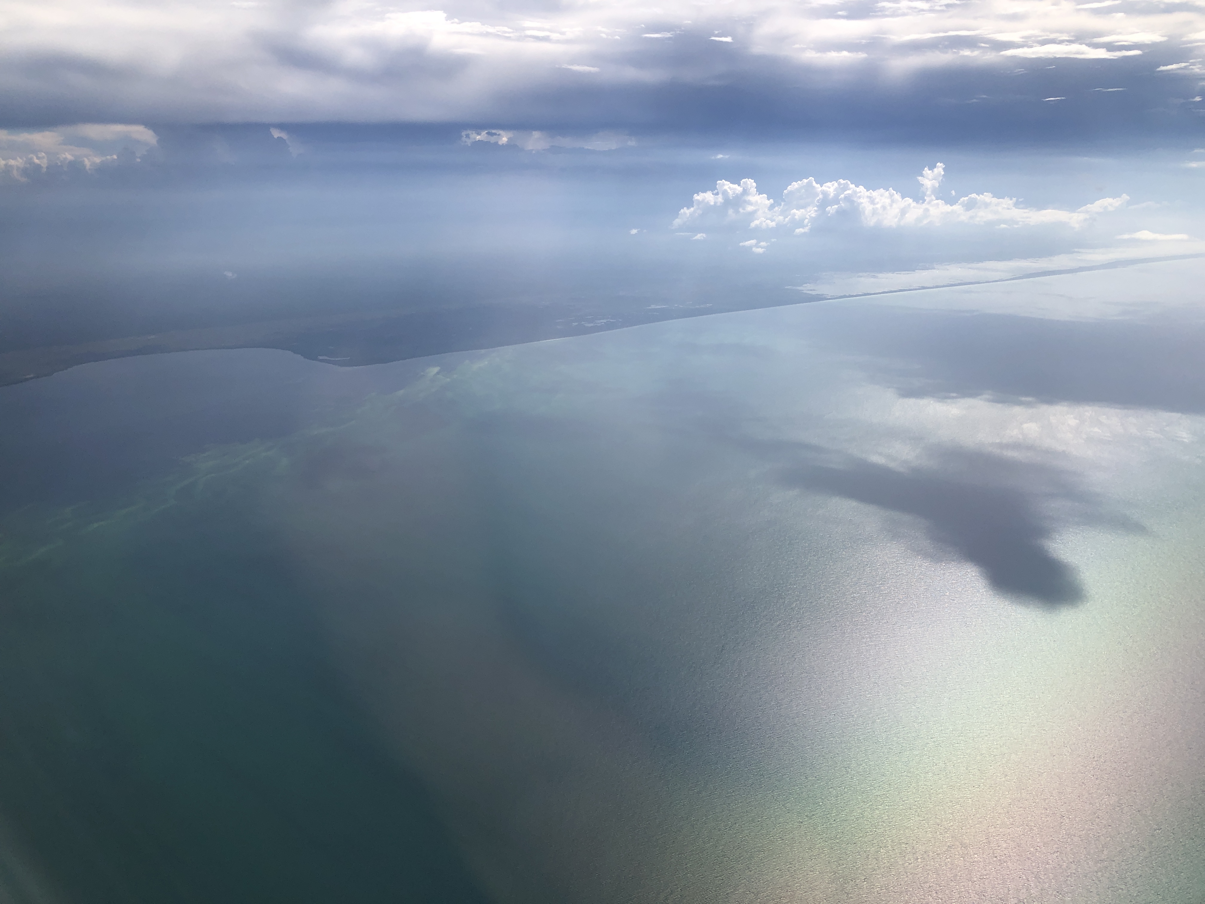 雲の間から見える海