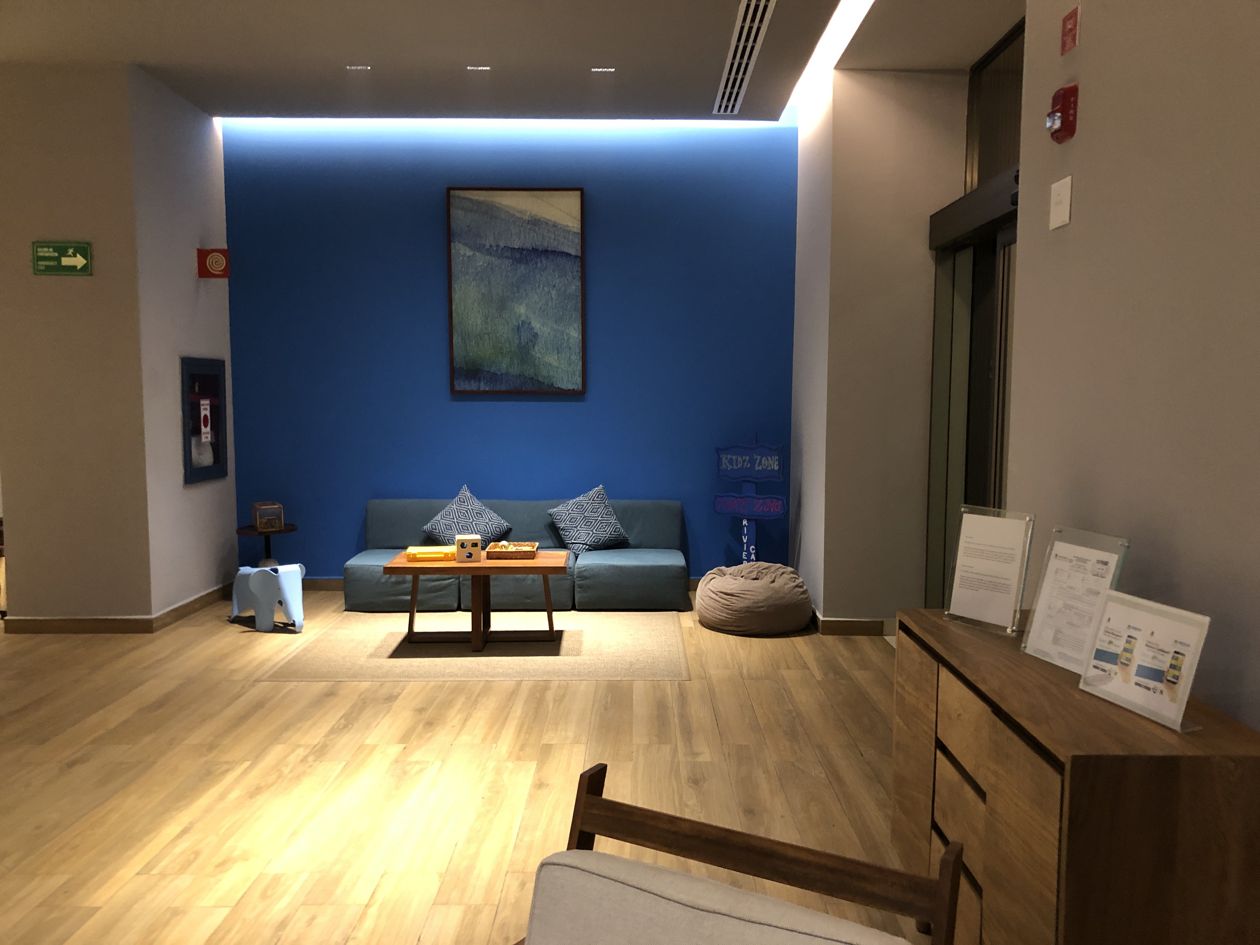部屋に備えている様々な家具