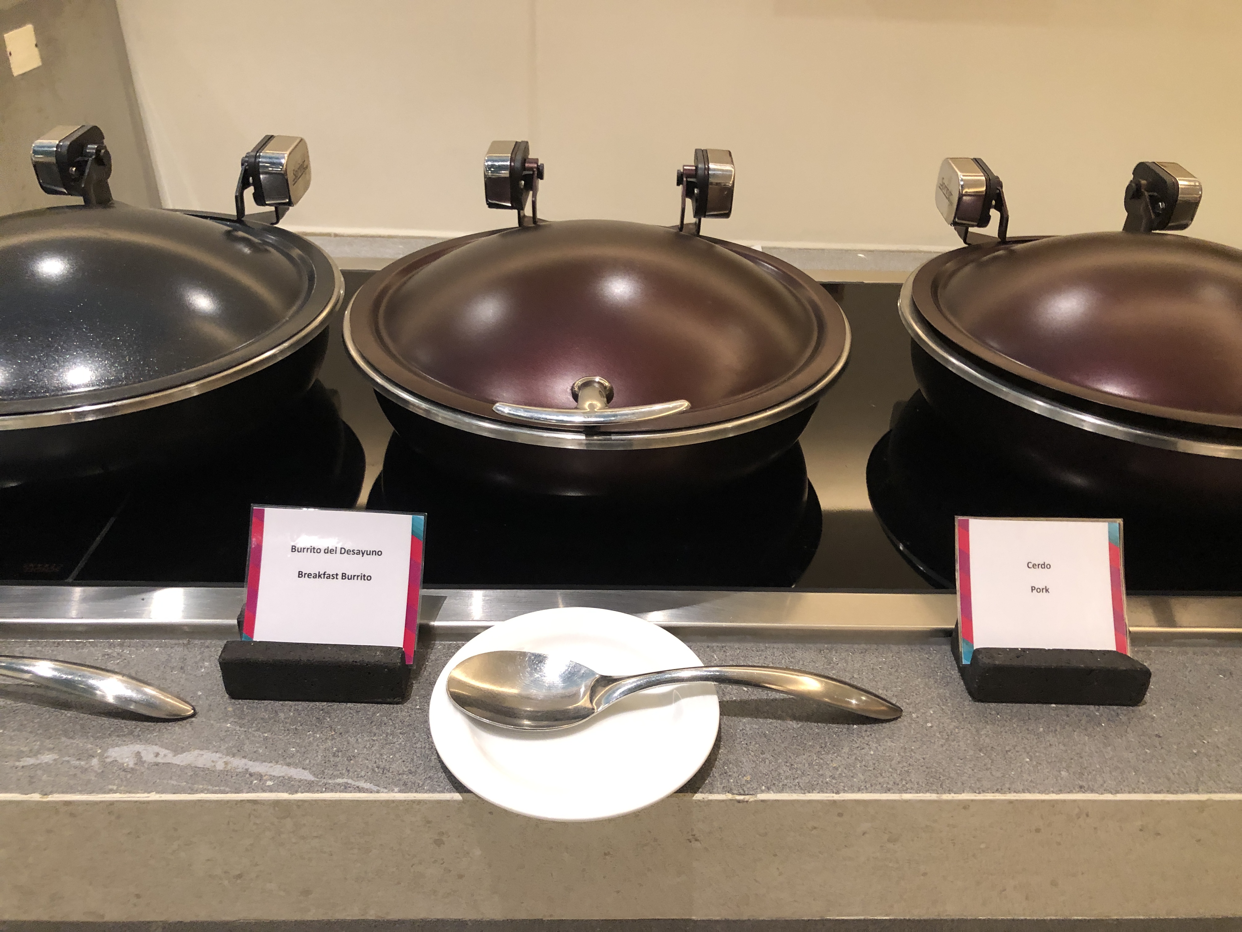 カウンターの上にある食事