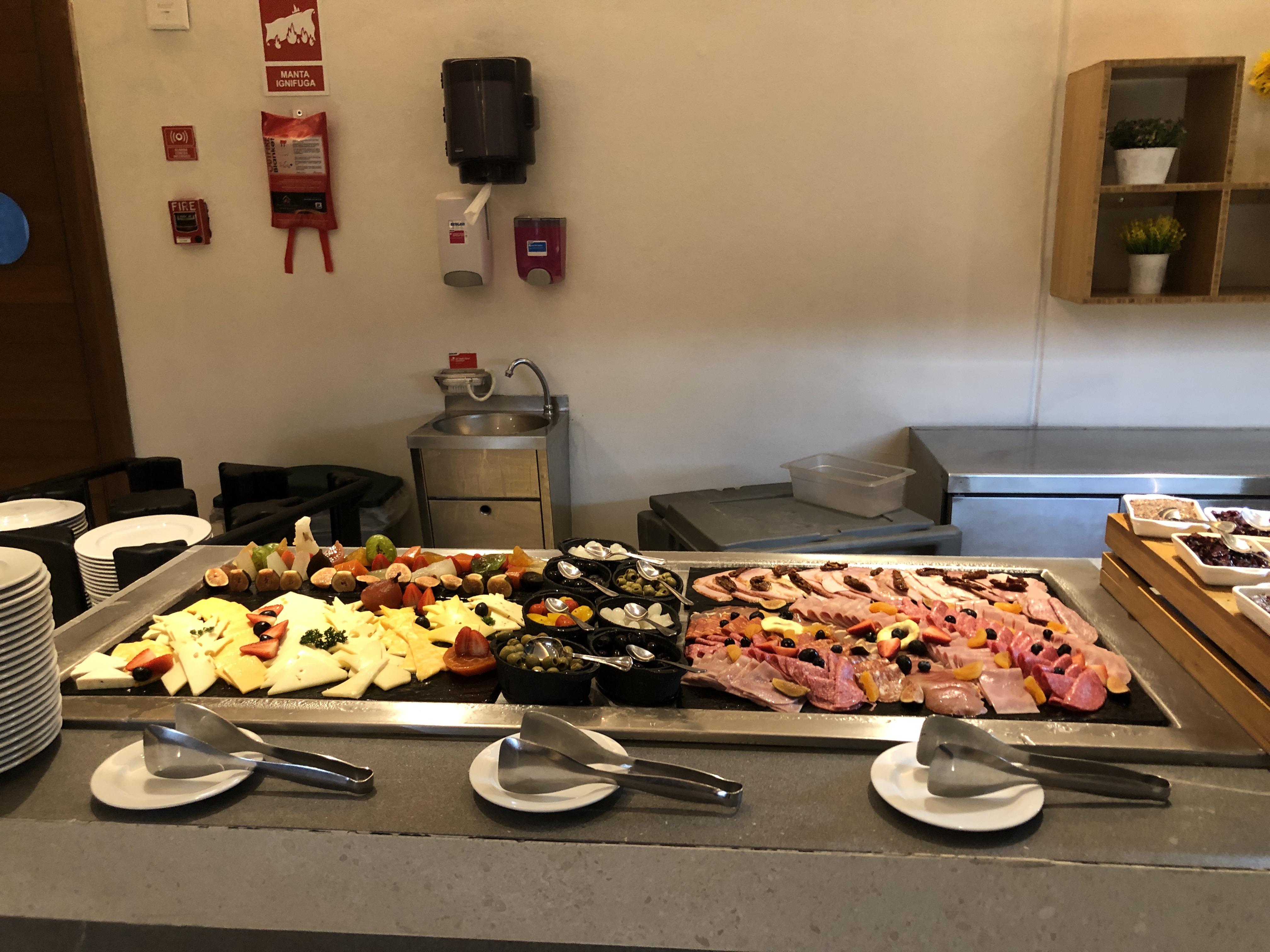 カウンターに置いている様々な料理