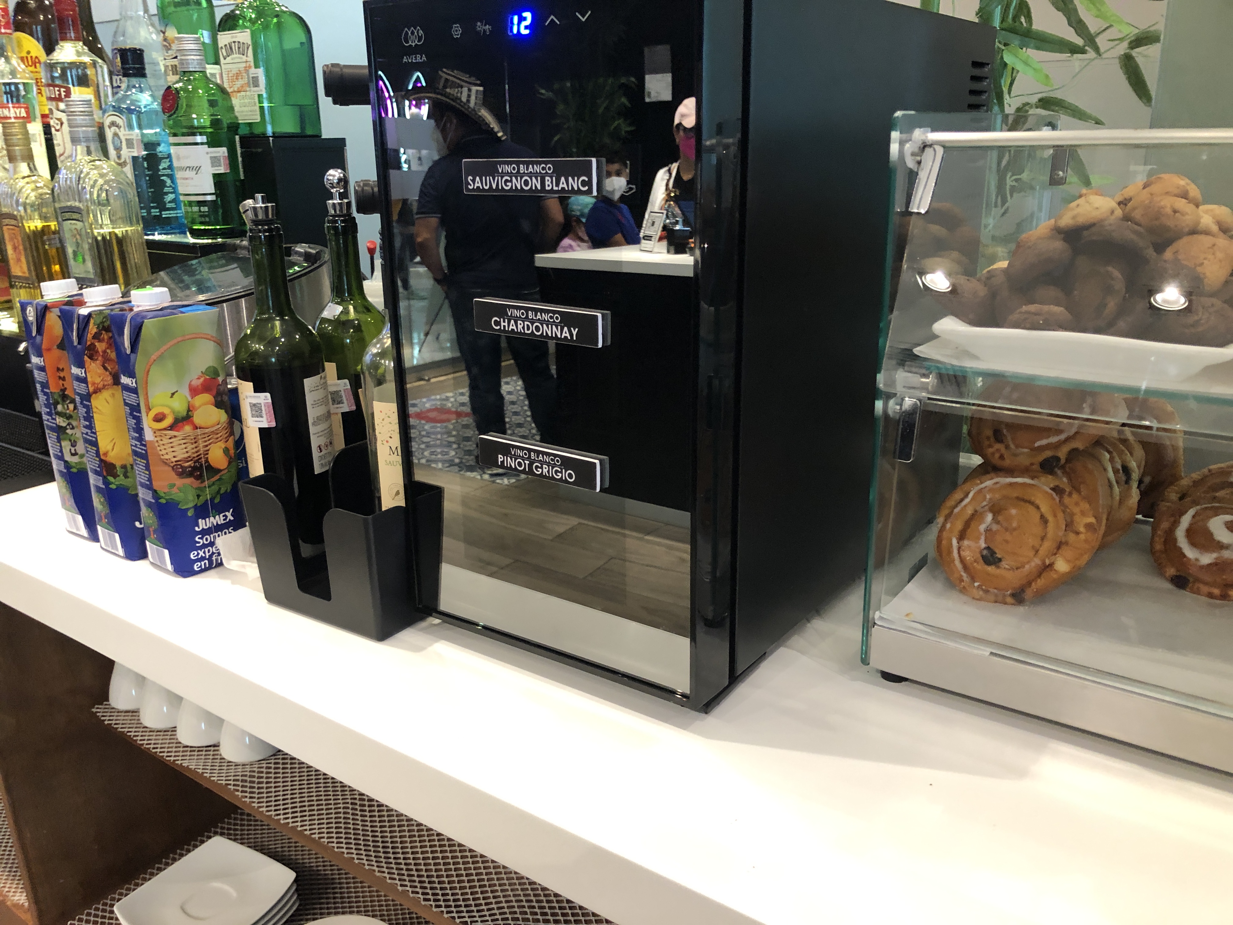 店のカウンターの上にある数種類のポスター