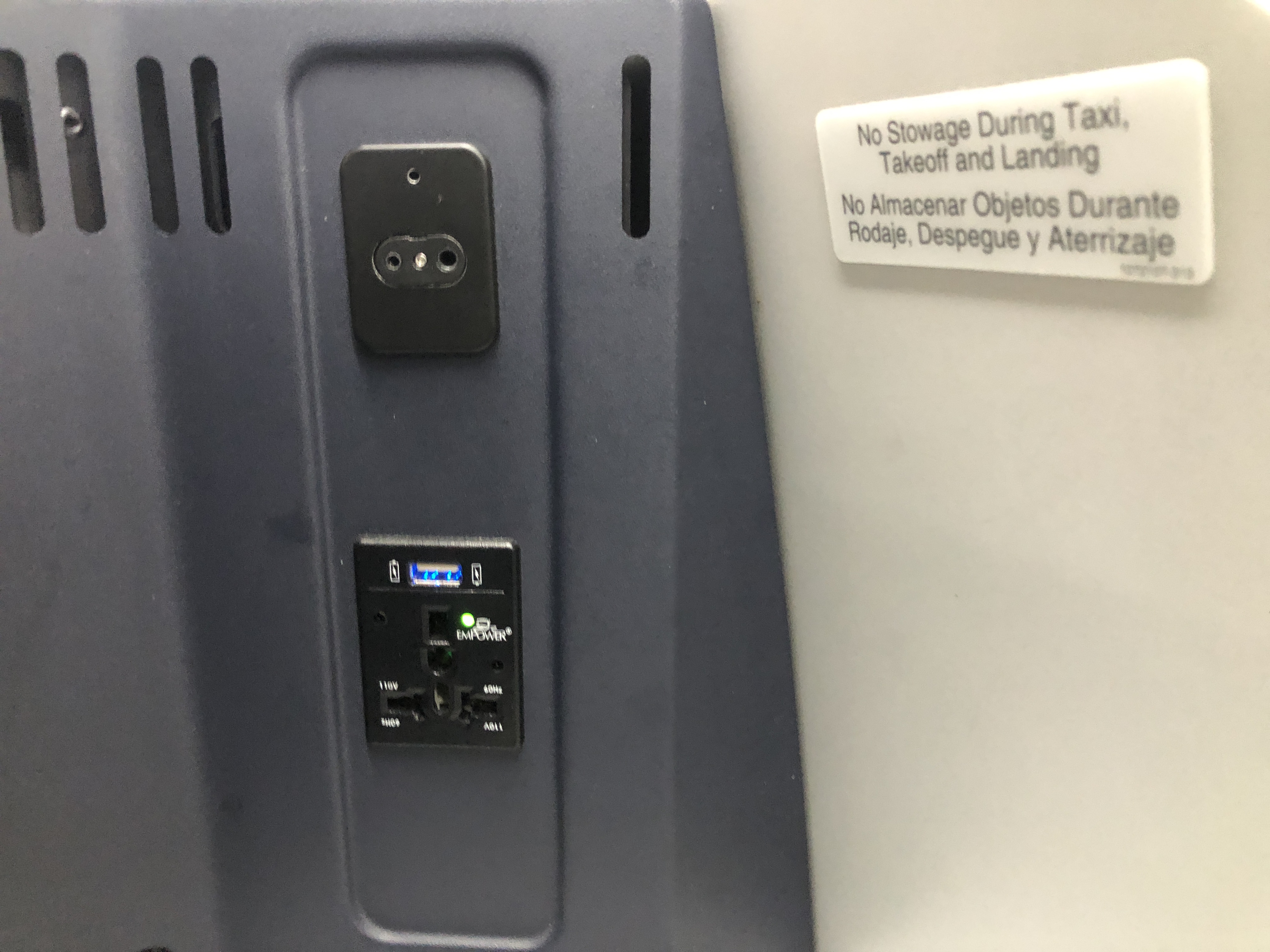 台の上に置かれた携帯電話