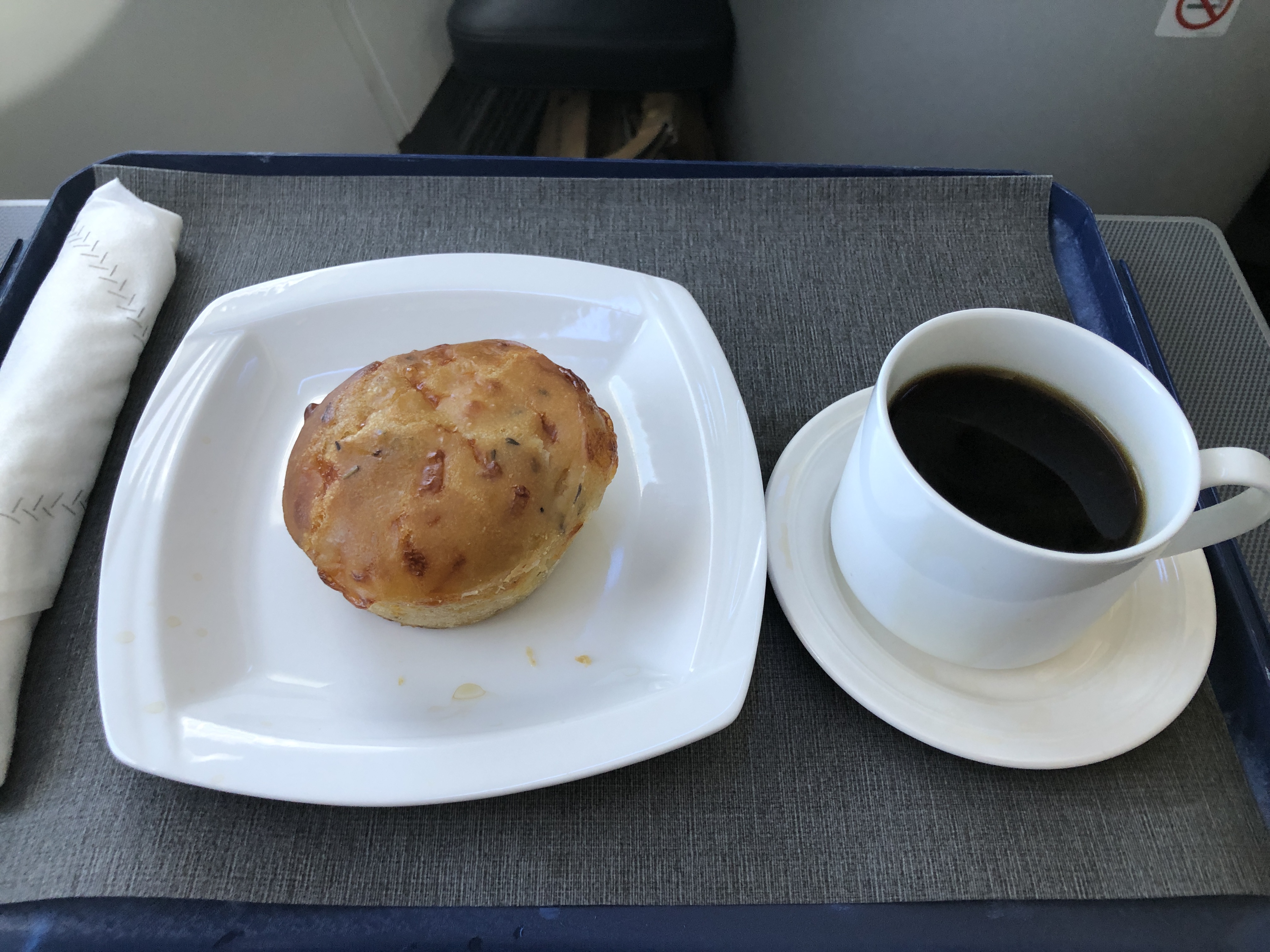 皿の上のドーナツとコーヒー