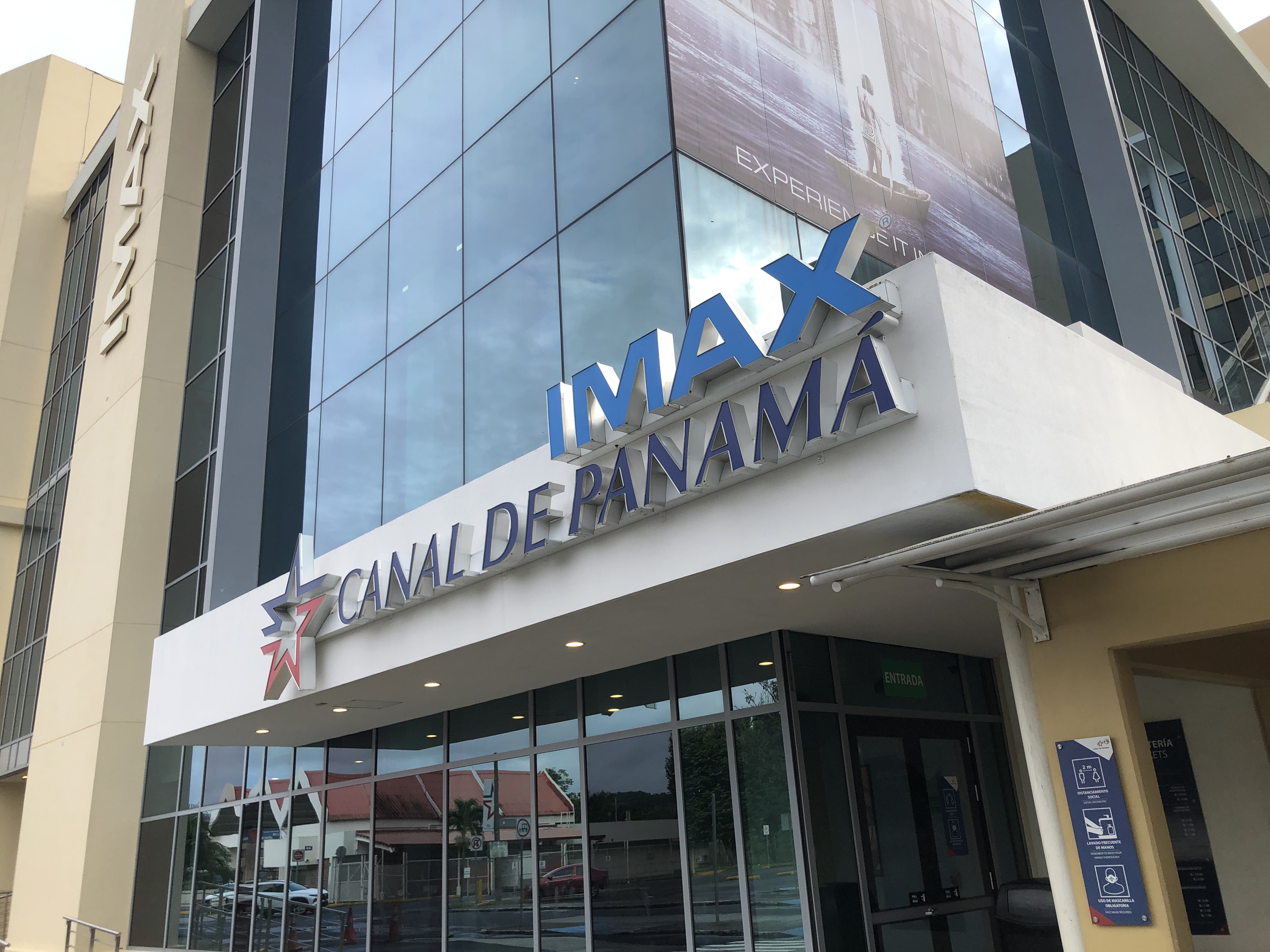 店の正面と入り口