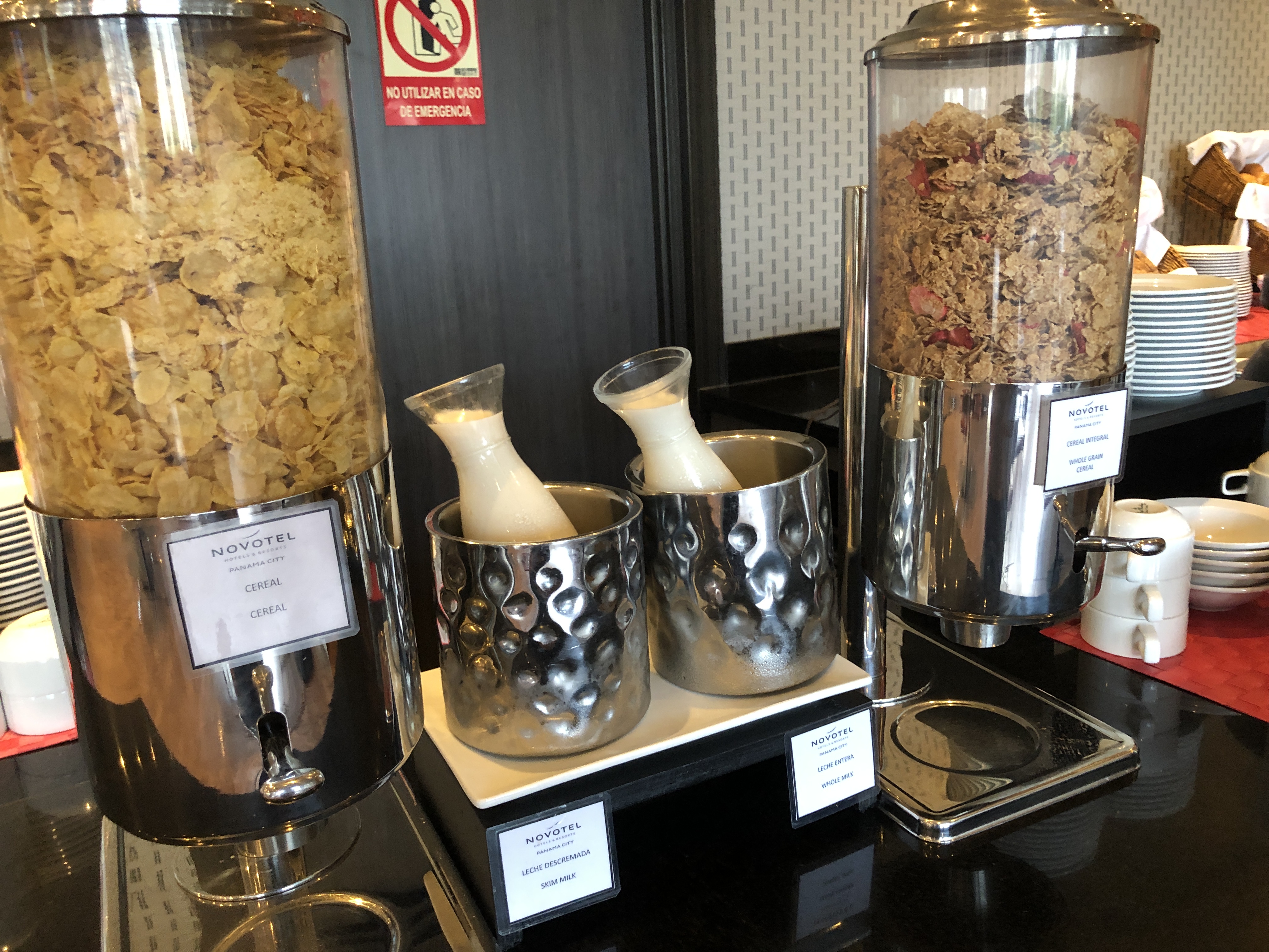 店のカウンターの上に置かれたワインボトル