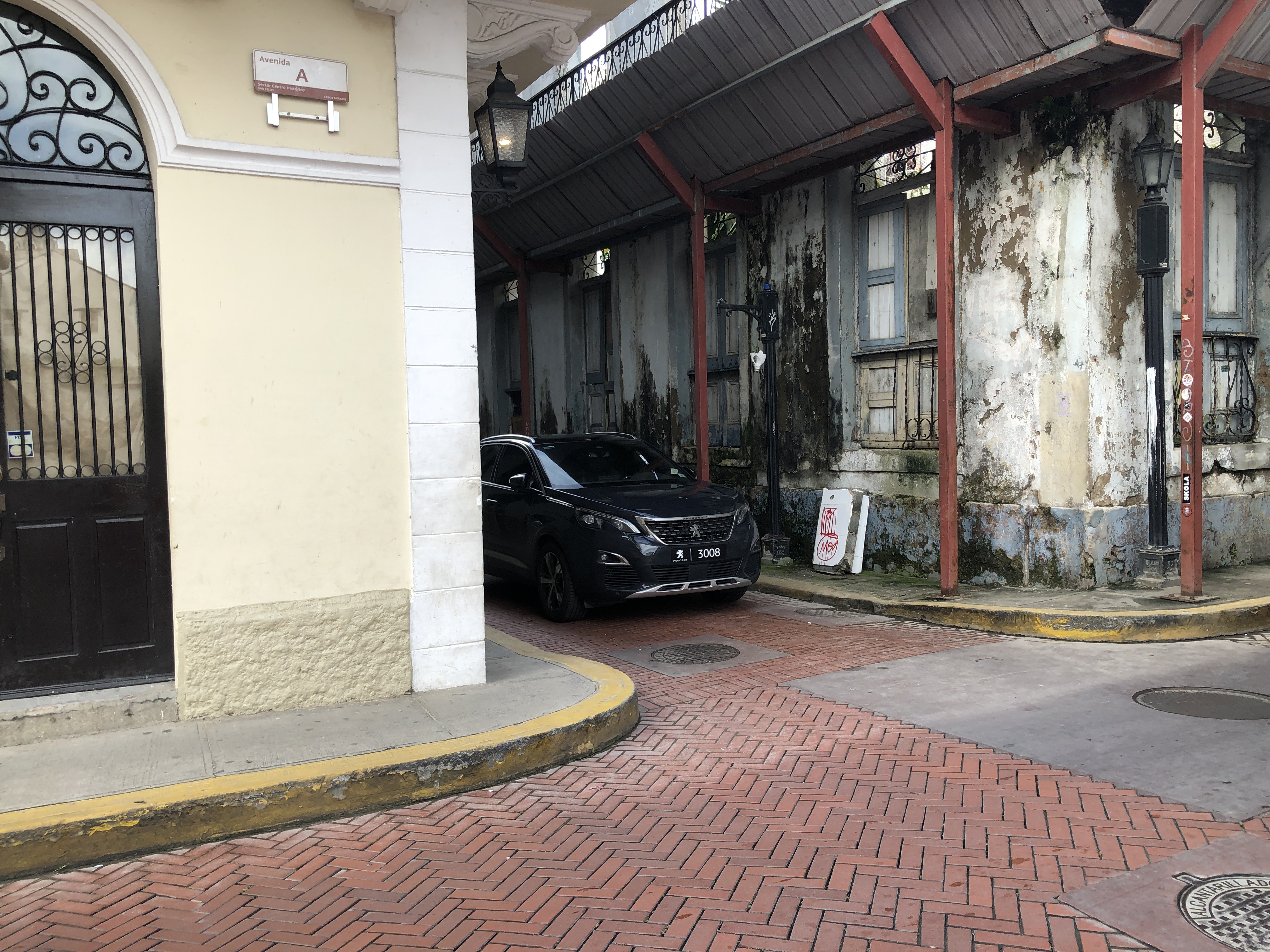 建物の前の歩道を歩いている