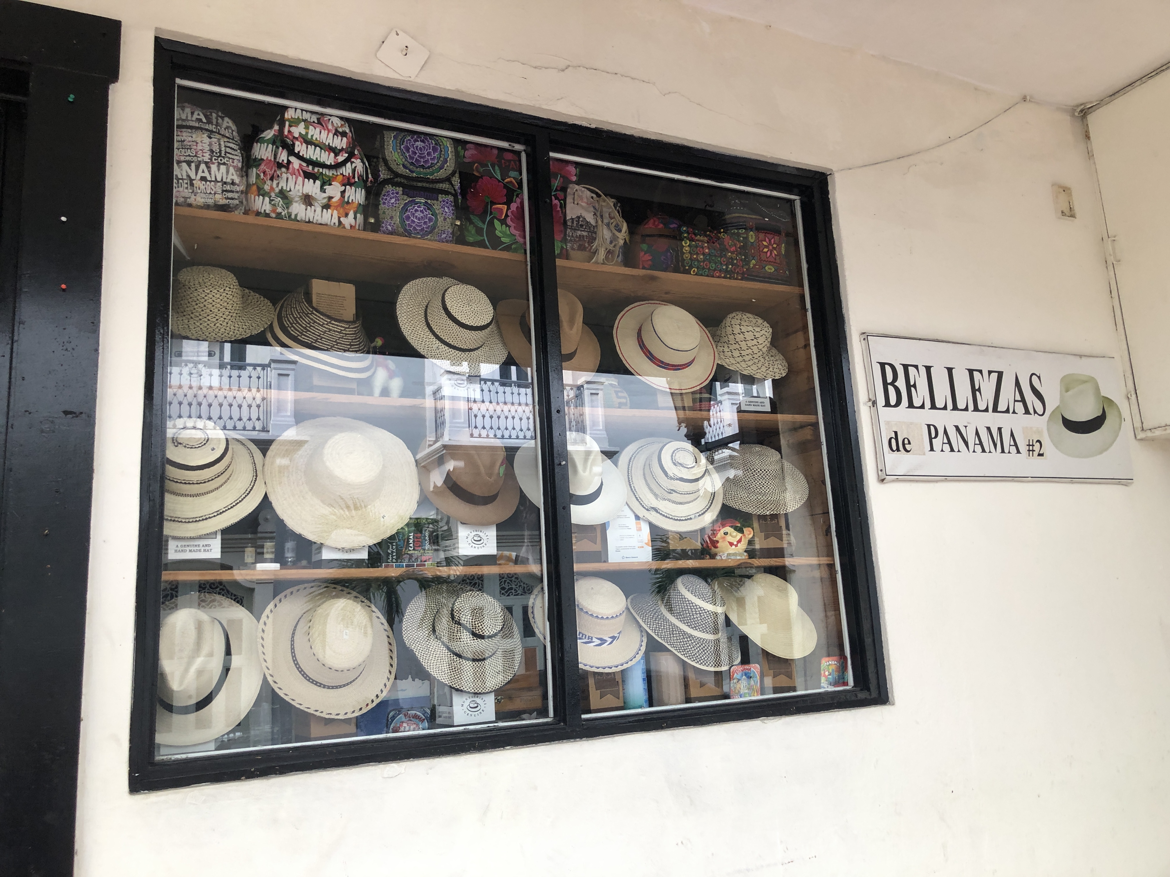 店の窓ガラスに貼ってある数枚のポスター