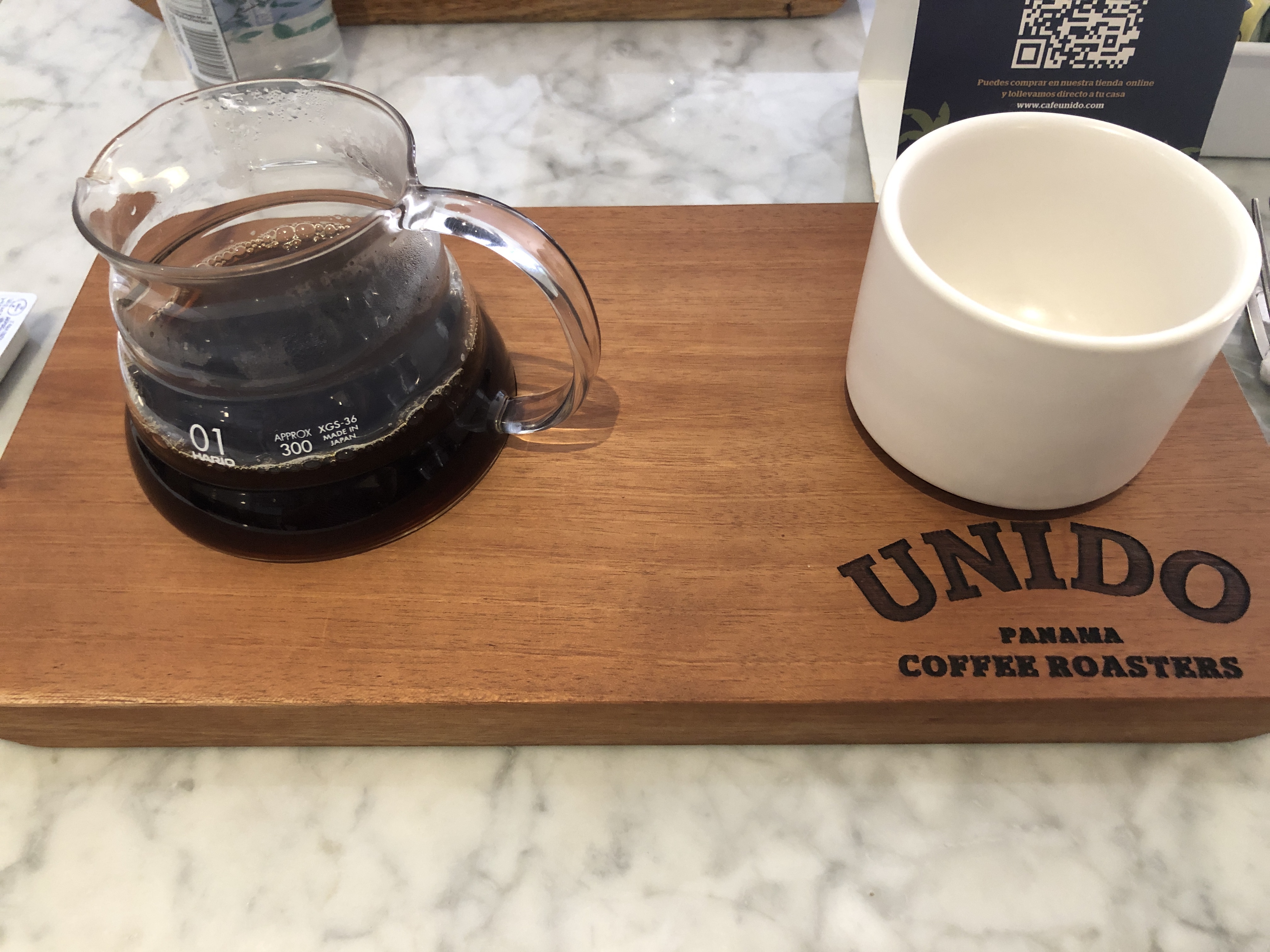 木製テーブルの上に置かれたコーヒー