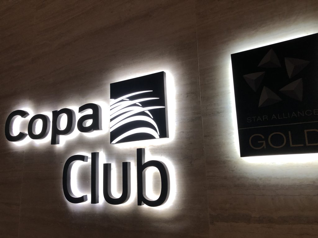 壁に掛けられた看板