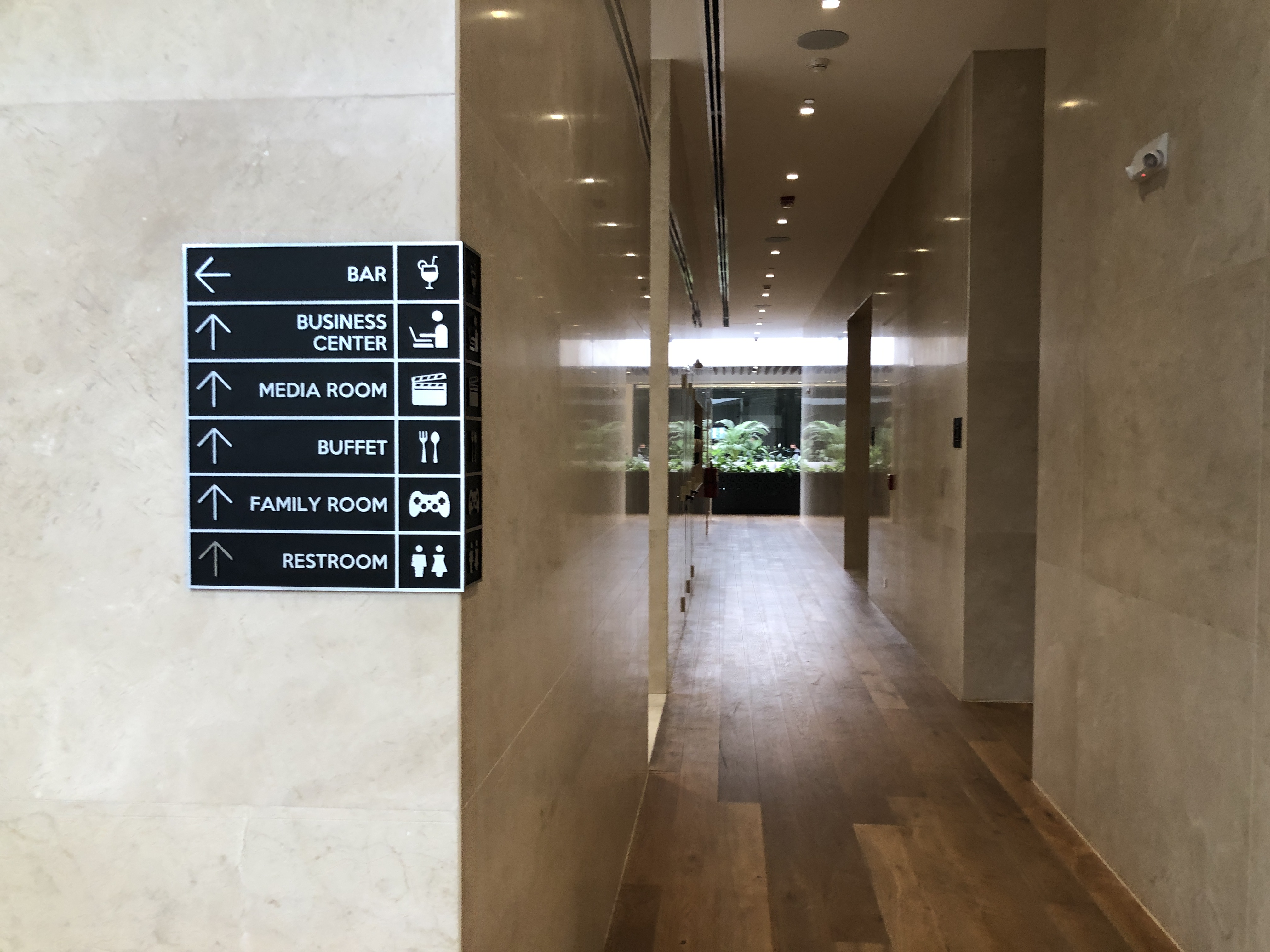 建物の壁に貼られたポスター