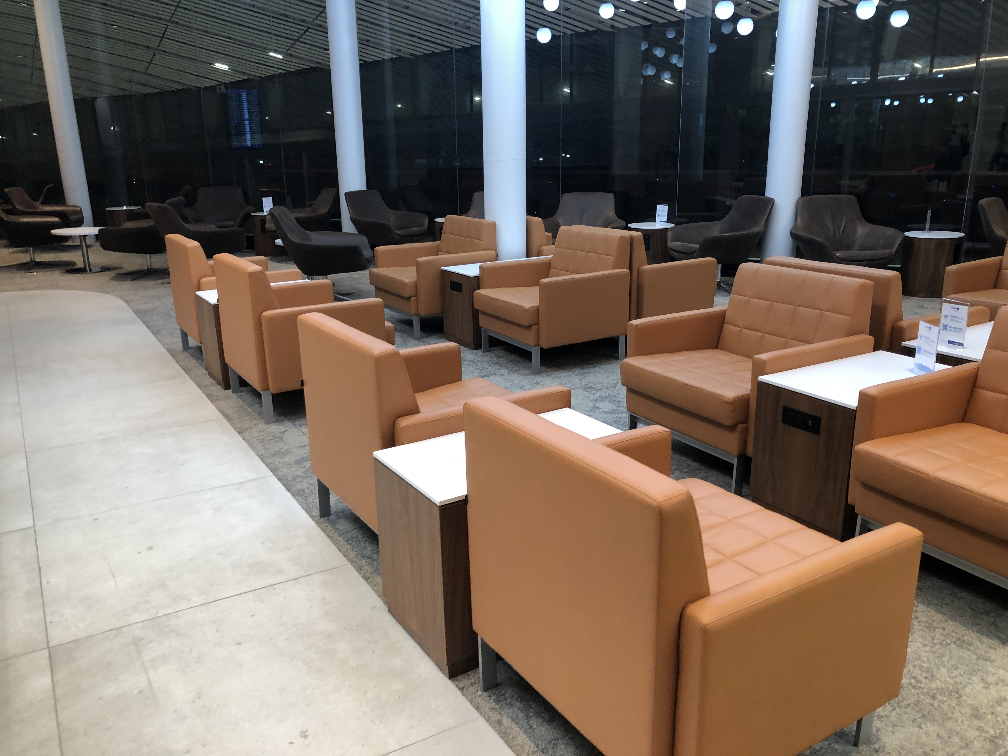 店の上に置かれた椅子