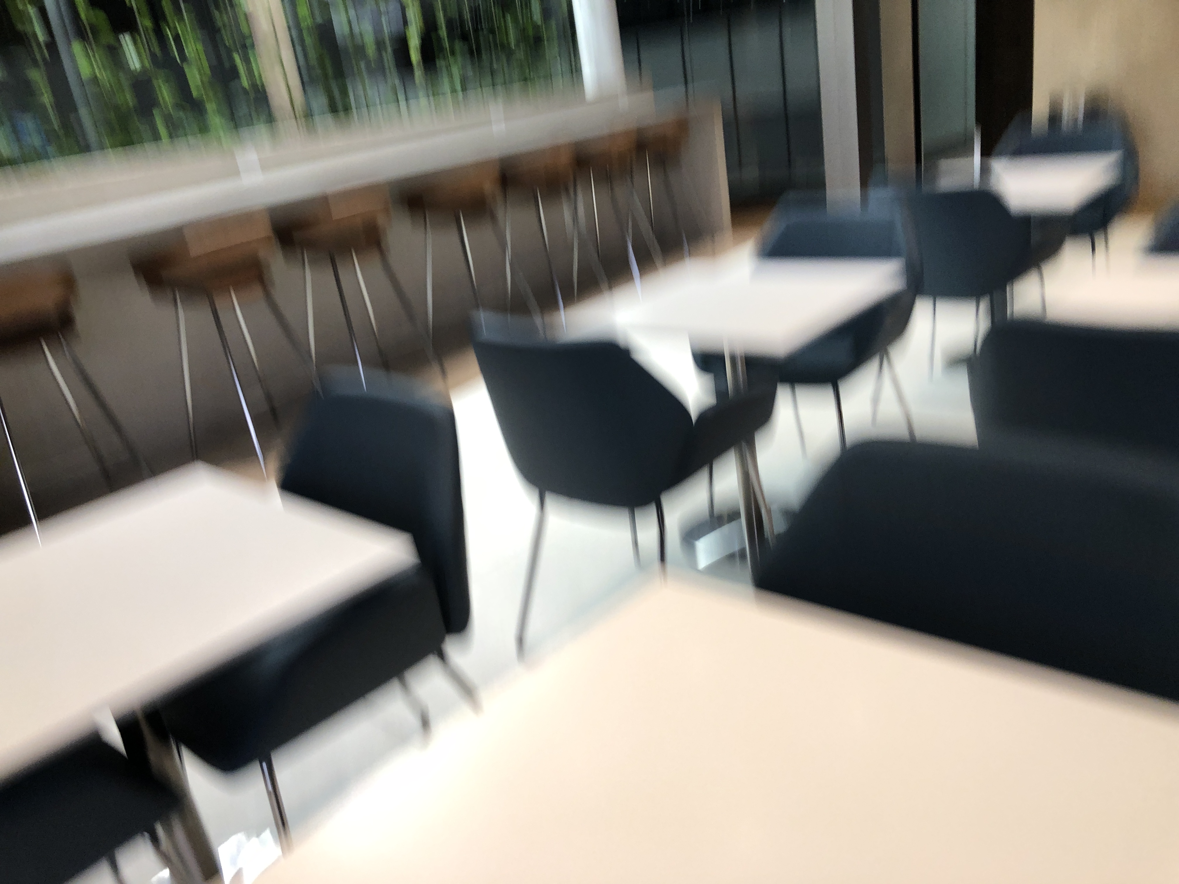 机の上に置かれた椅子