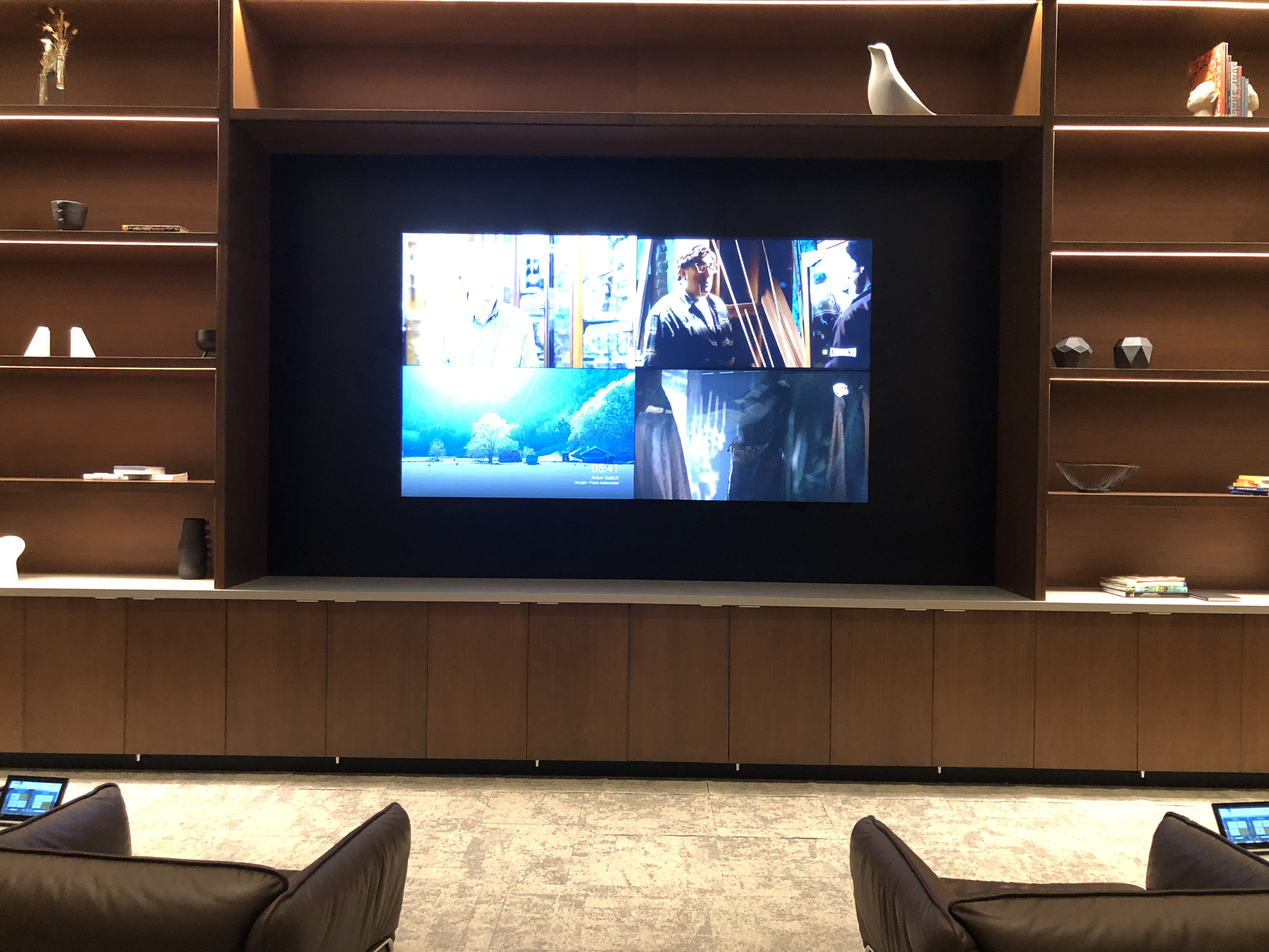 部屋の隅に置かれたテレビ