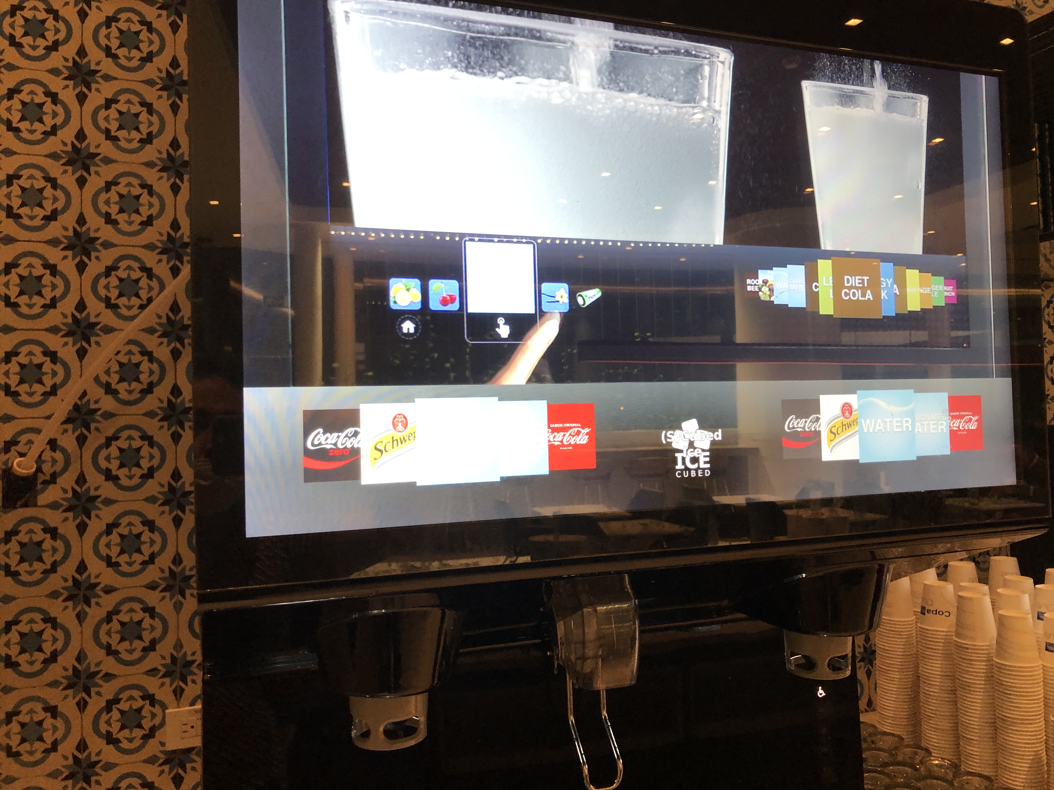 壁に掛けられたテレビ