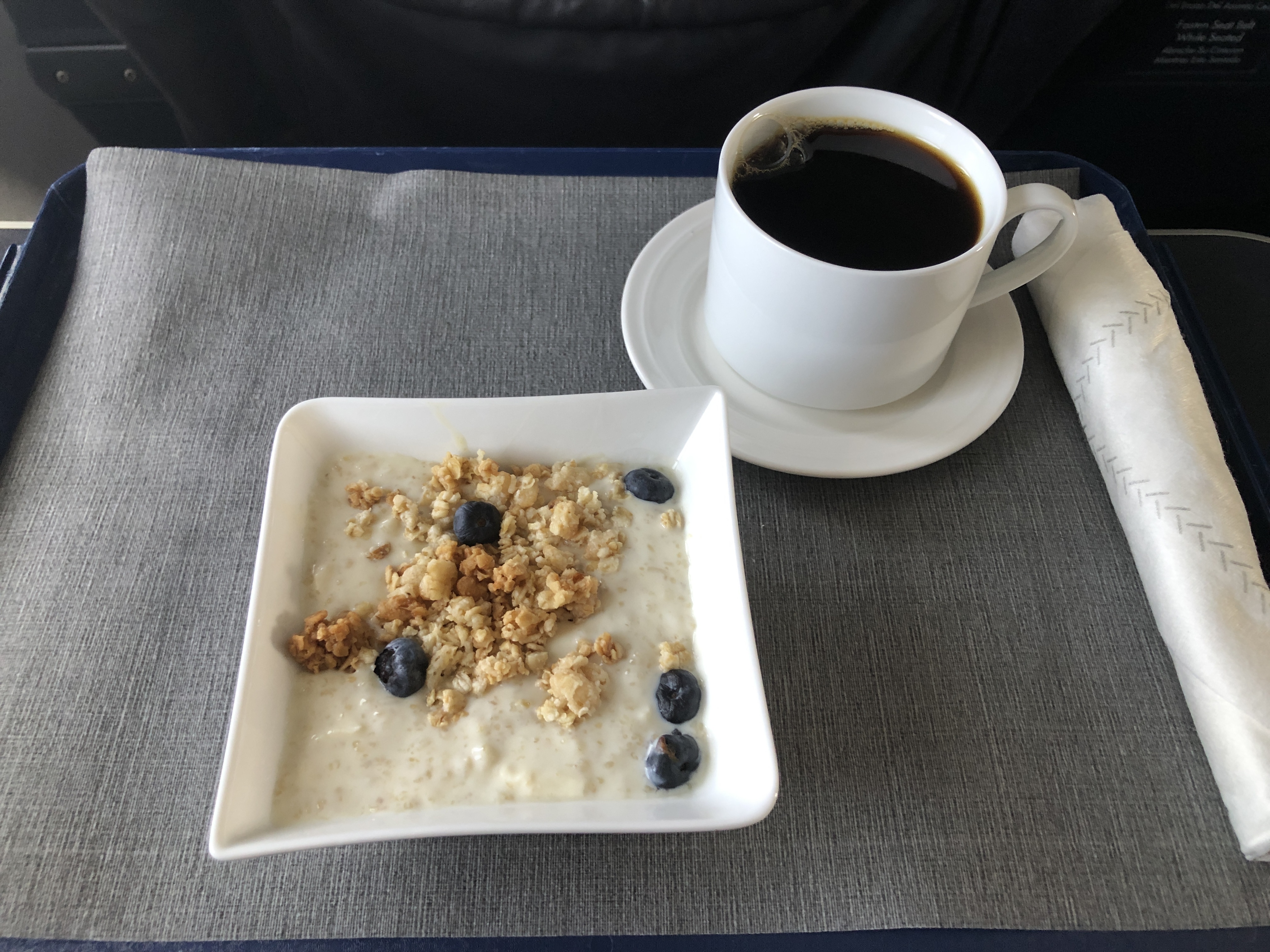 トレイの上に置かれたコーヒーカップ
