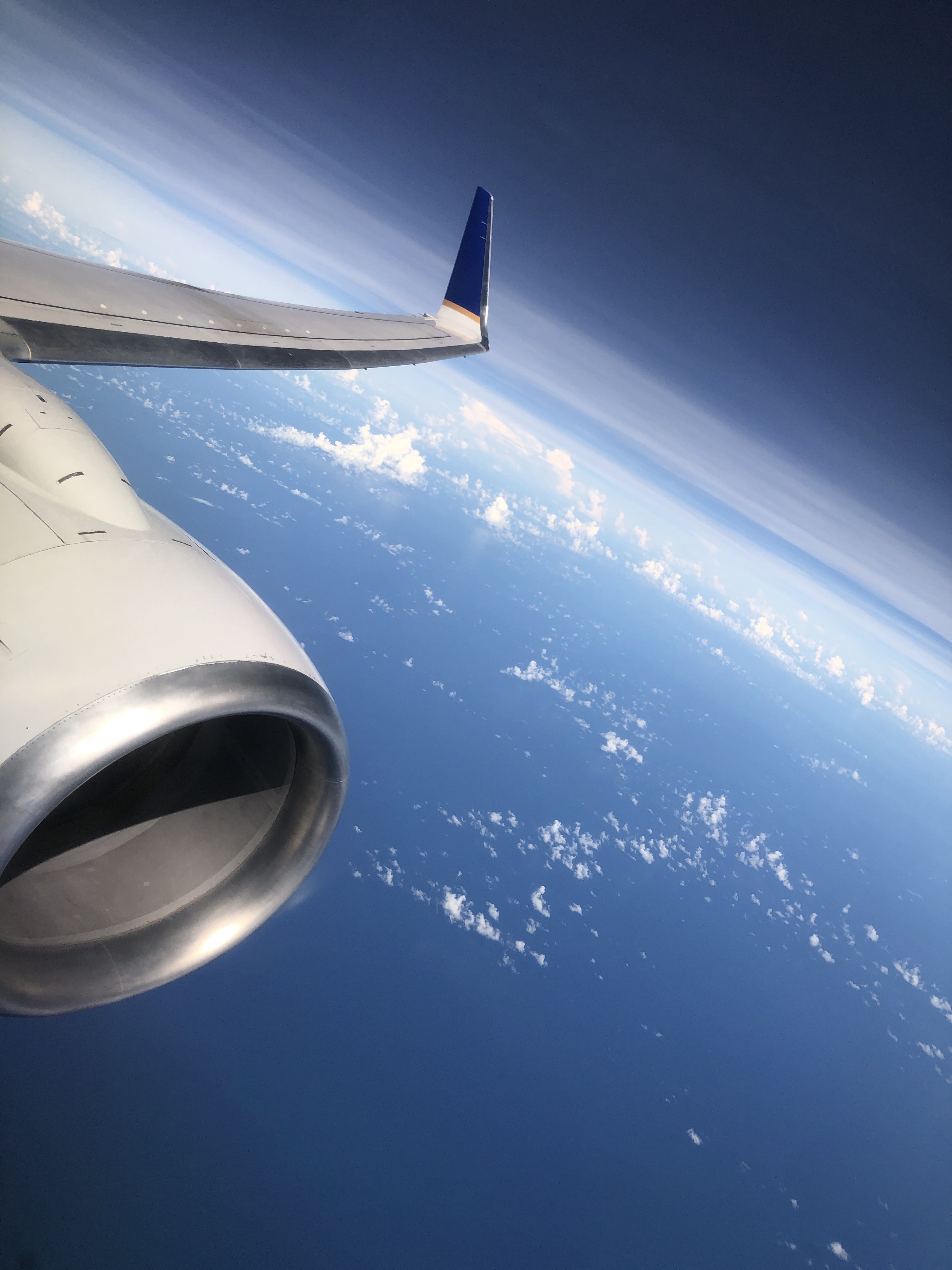 飛行機が空を飛んでいる宇宙船のcg