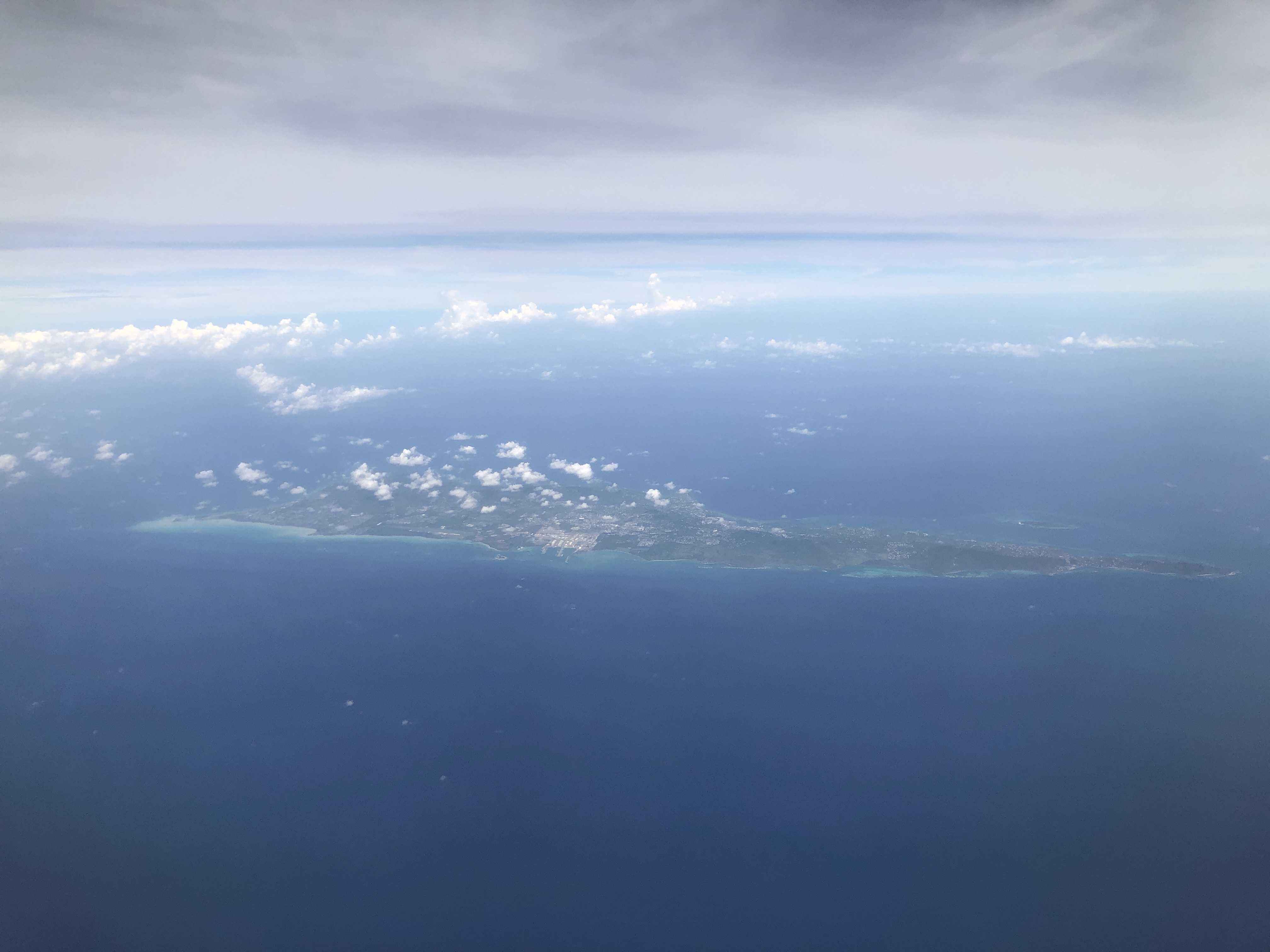 雲の間から見える海