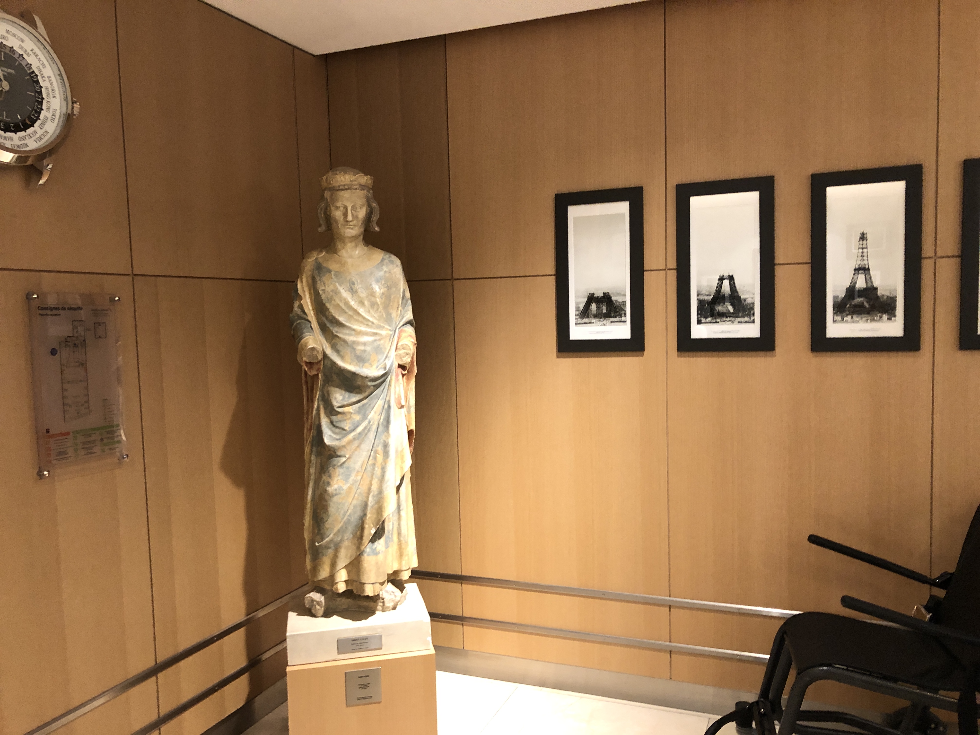 部屋の中に立っている男性の白黒写真