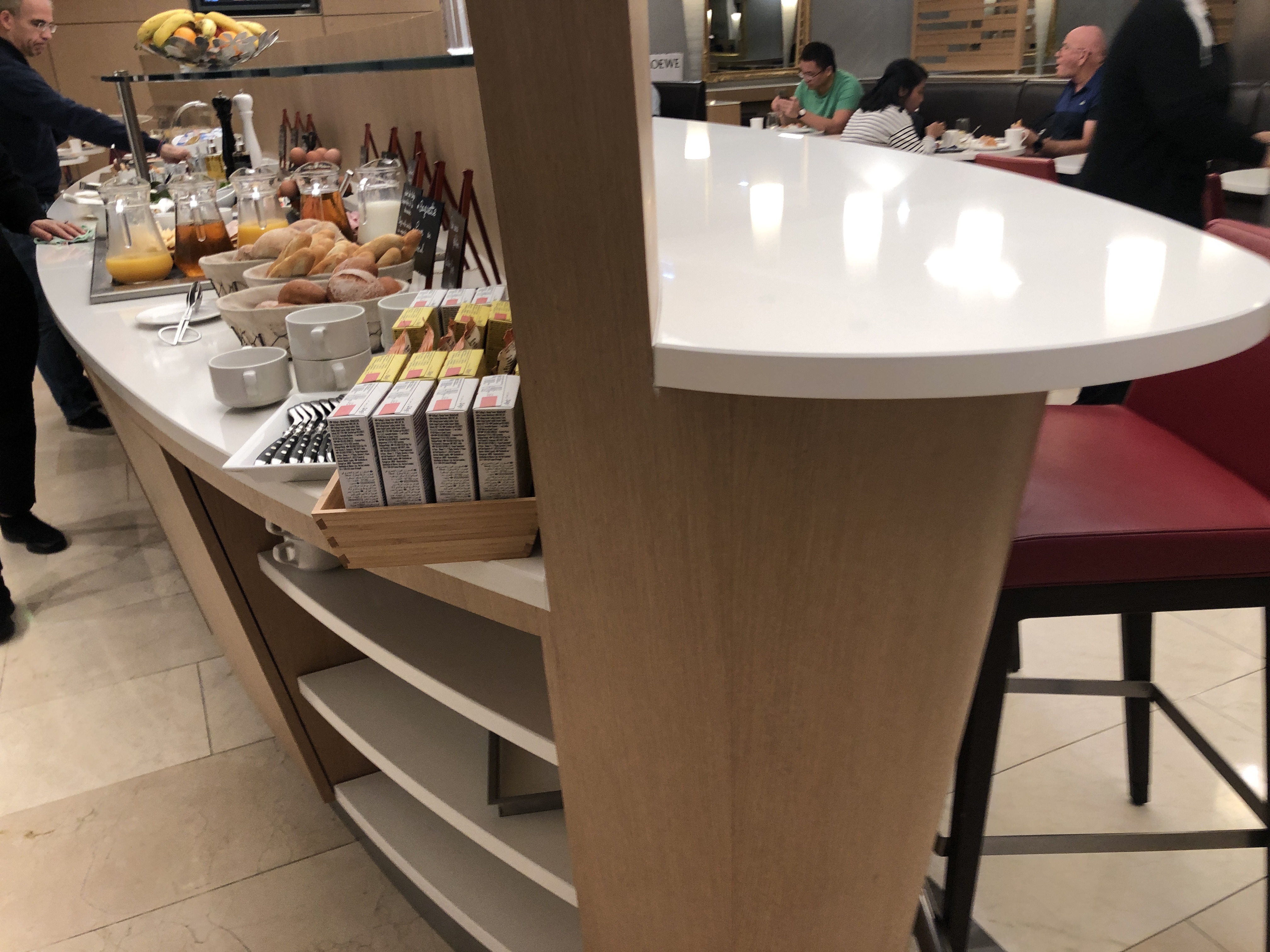 レストランのカウンター席