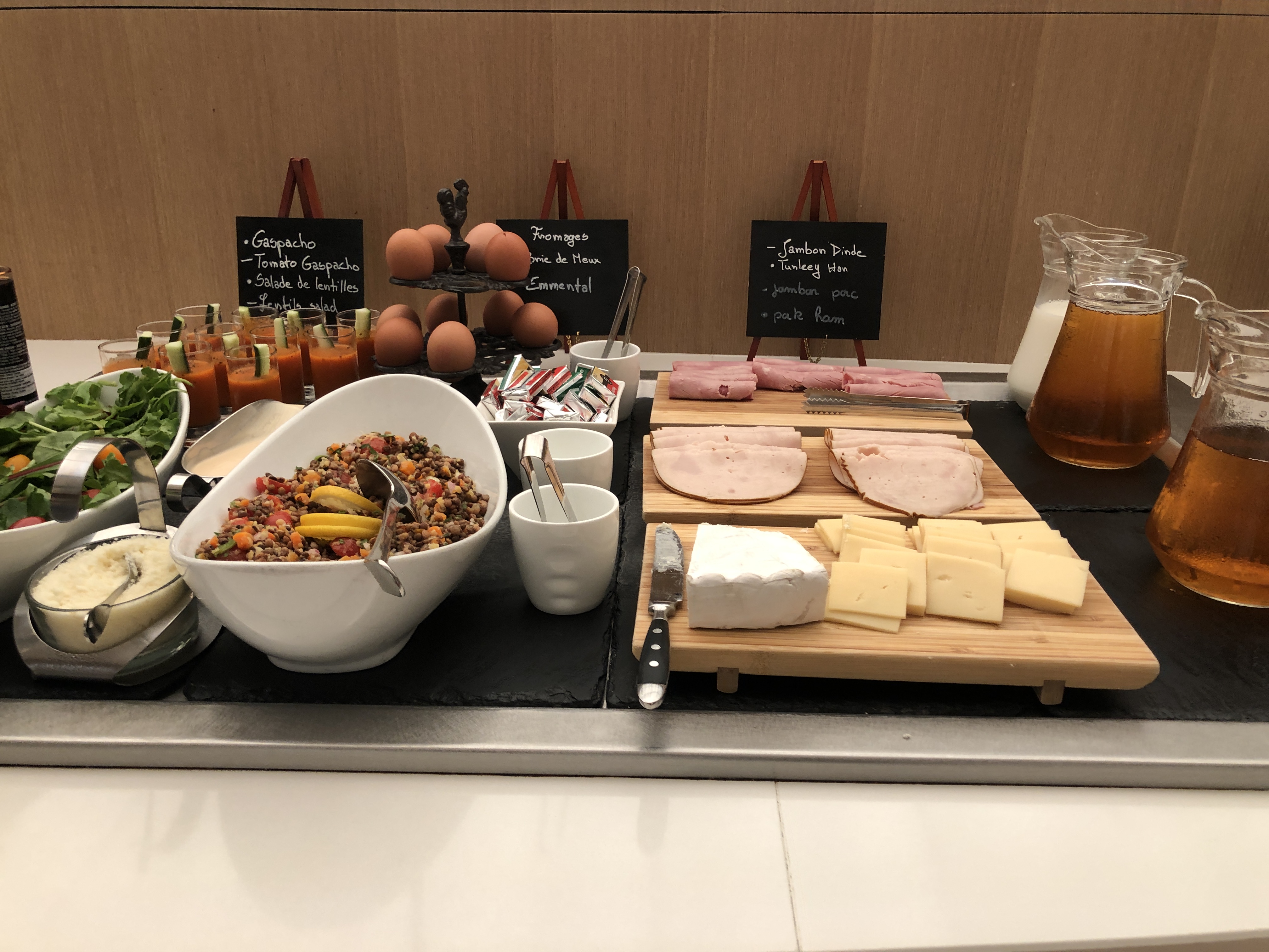 テーブルの上にあるいろんな食べ物