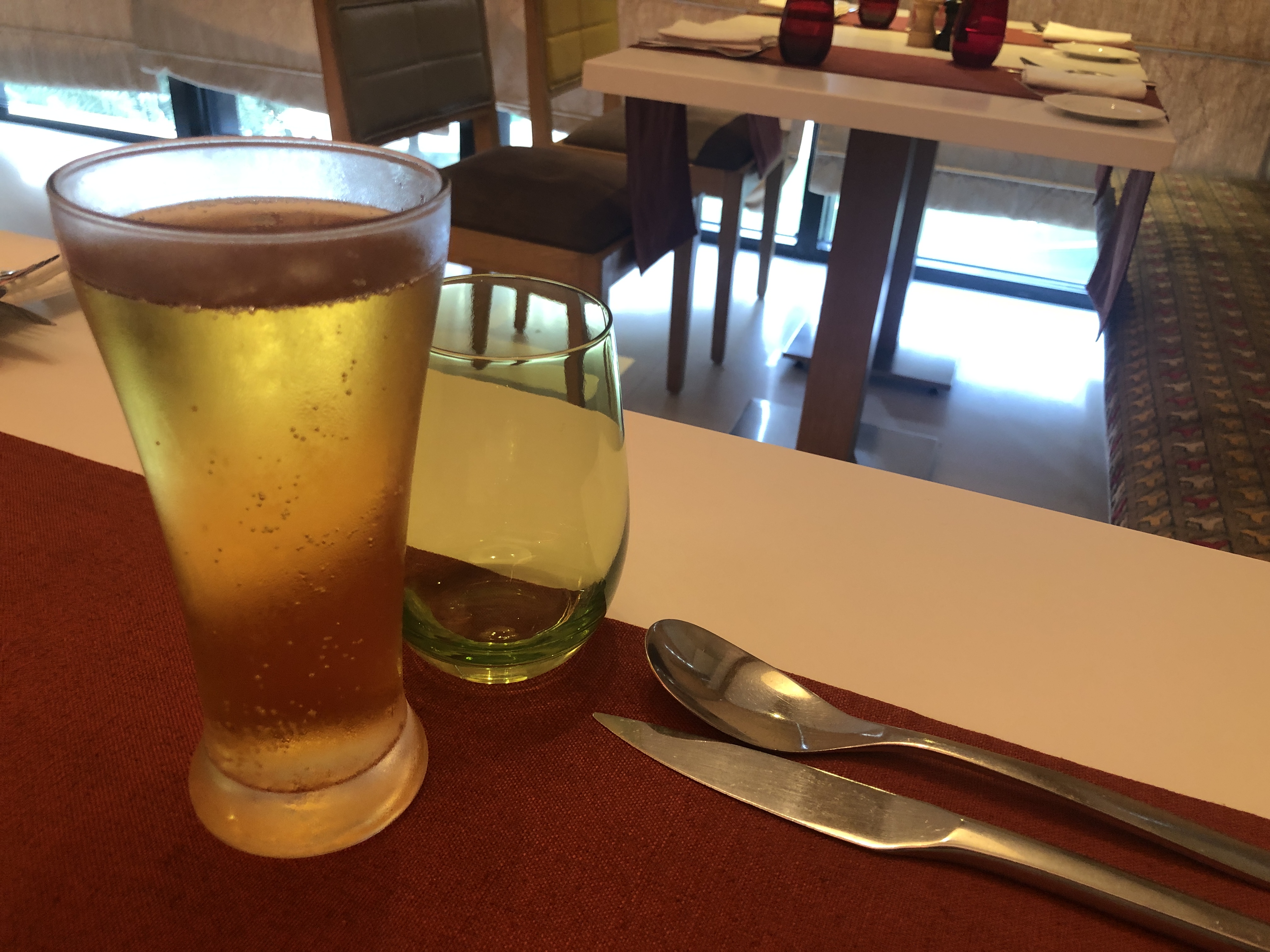 テーブルの上に置かれた飲み物