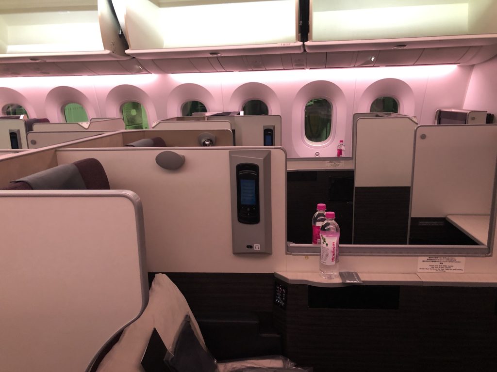 机の上に置かれた冷蔵庫