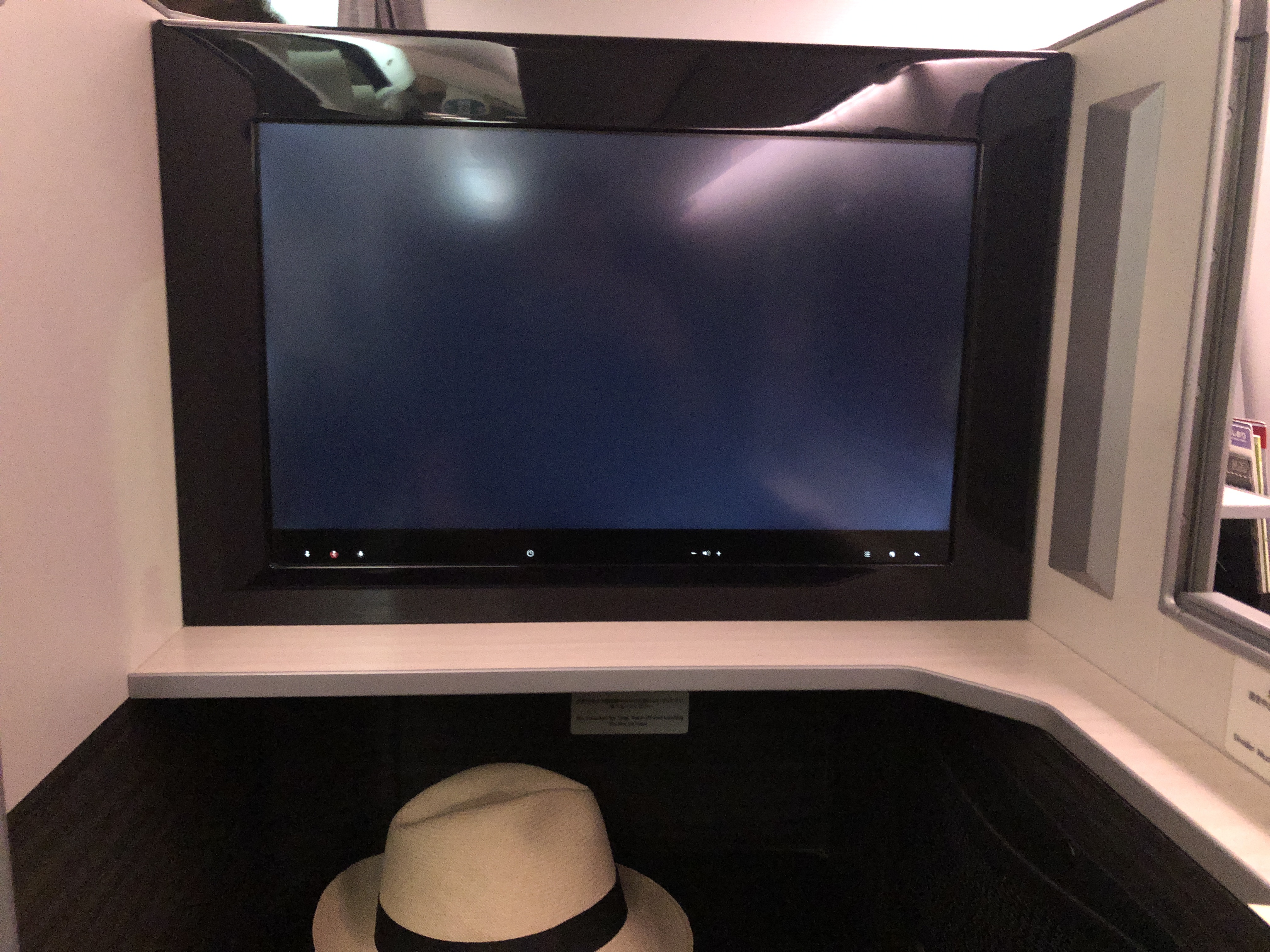 テレビの上にあるモニター