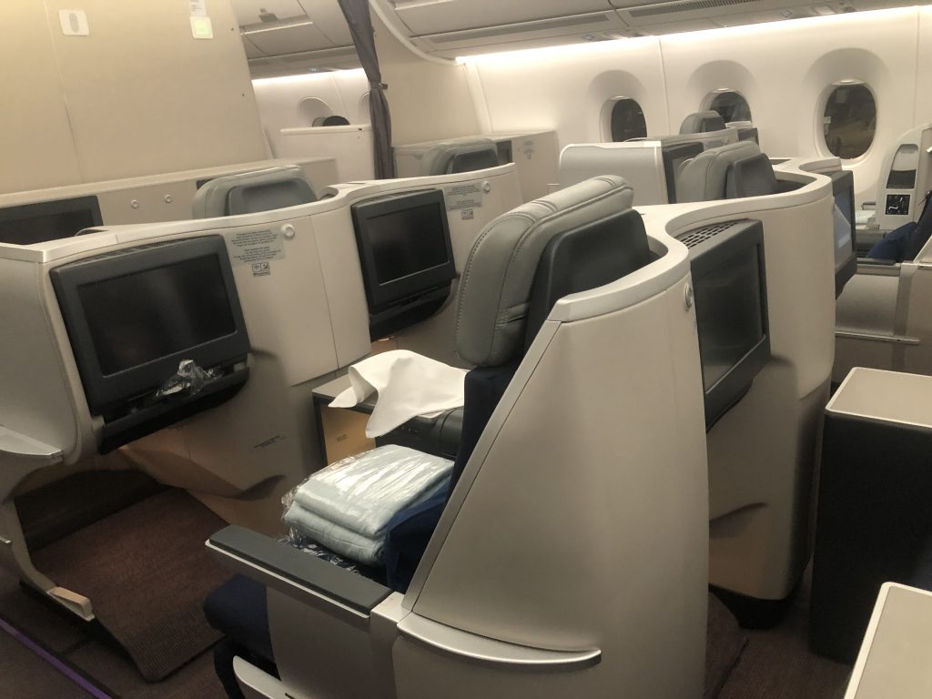 机の上のパソコンと椅子