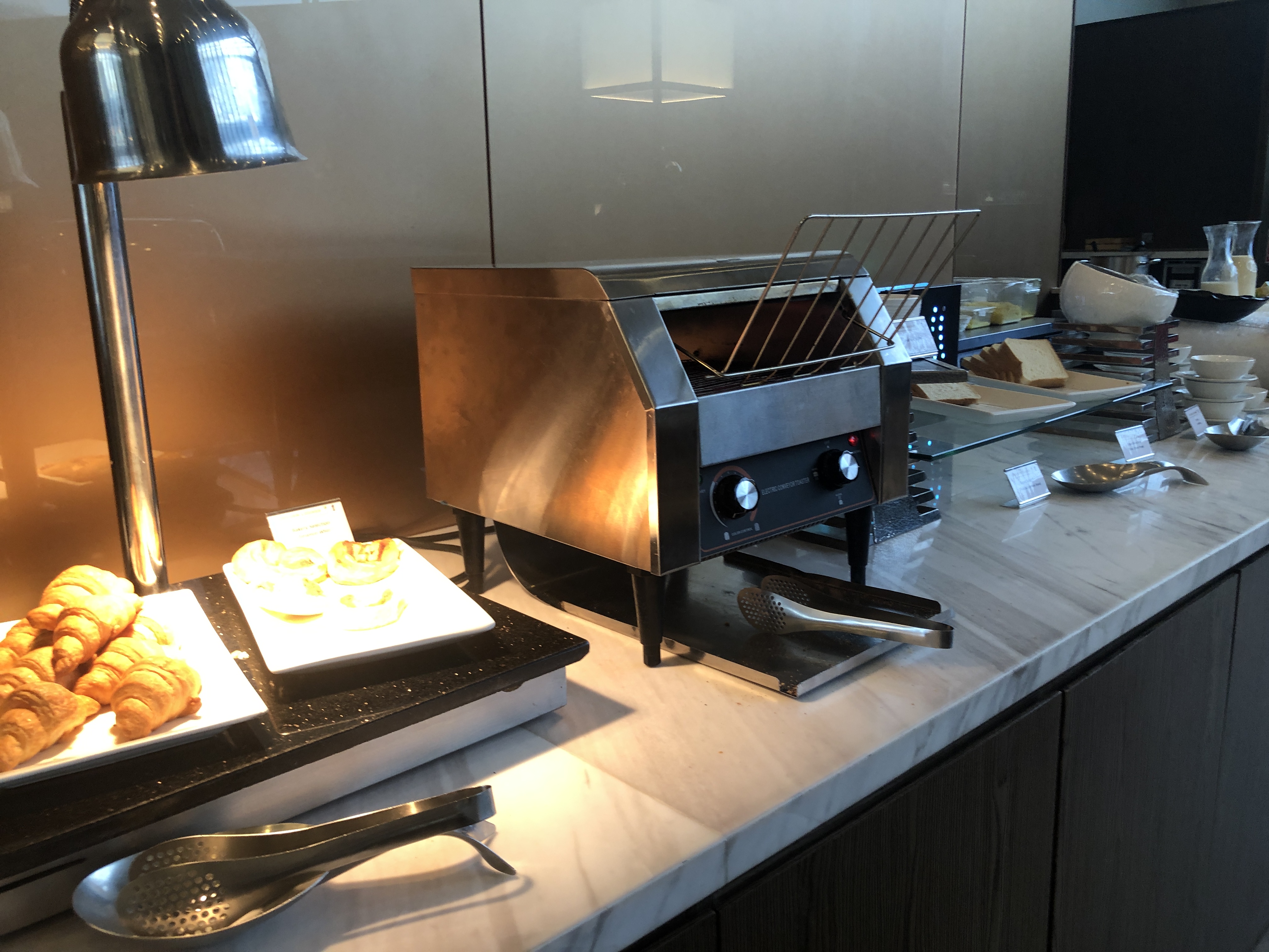 キッチンカウンターの上にある料理