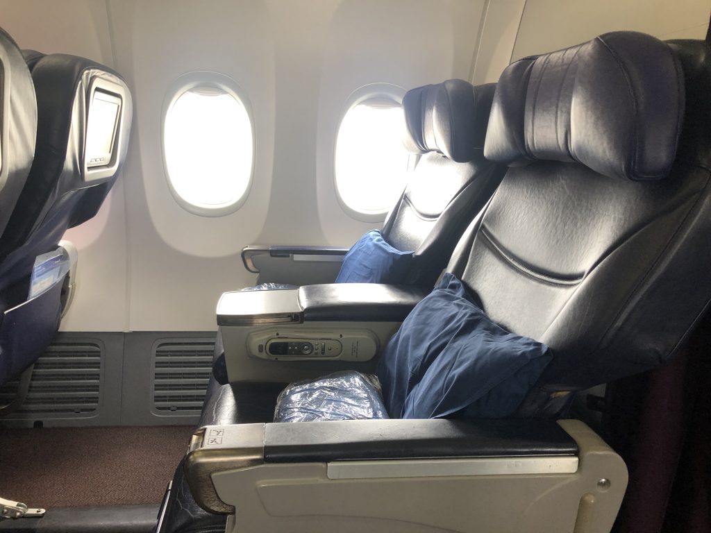 車の座席に座っている